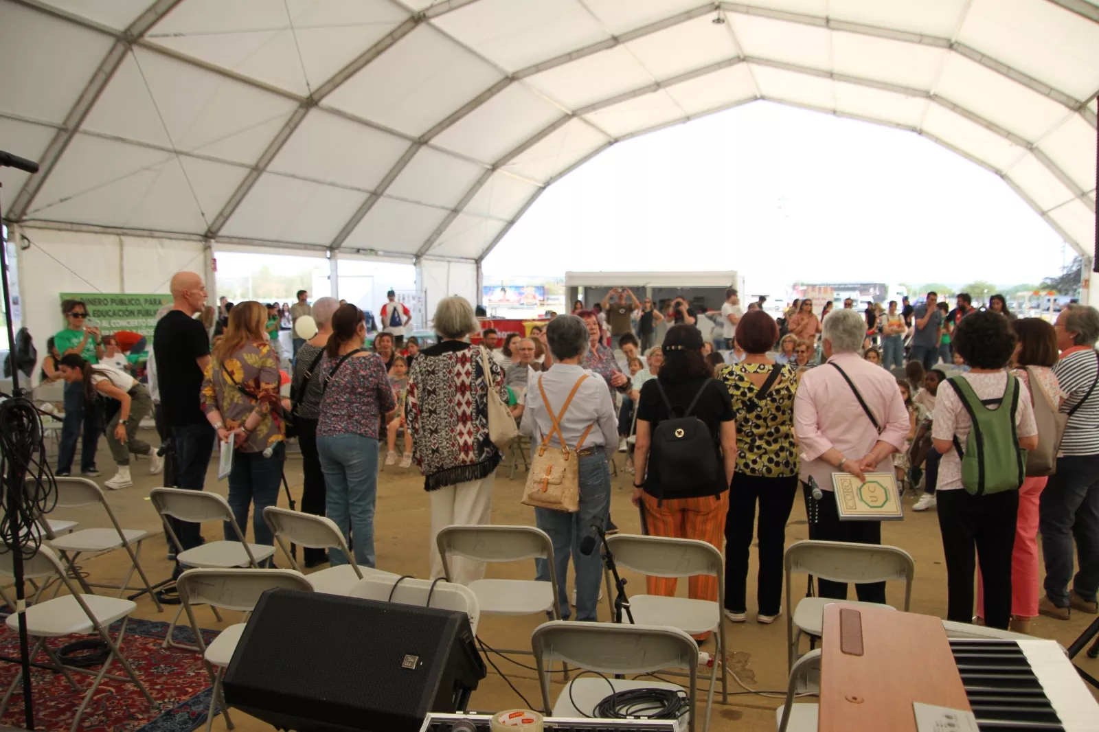 Coro de la Universidad Ciudadana de Huesca en la fiesta de la Escuela Pública en Huesca. Foto Carlos Neofato