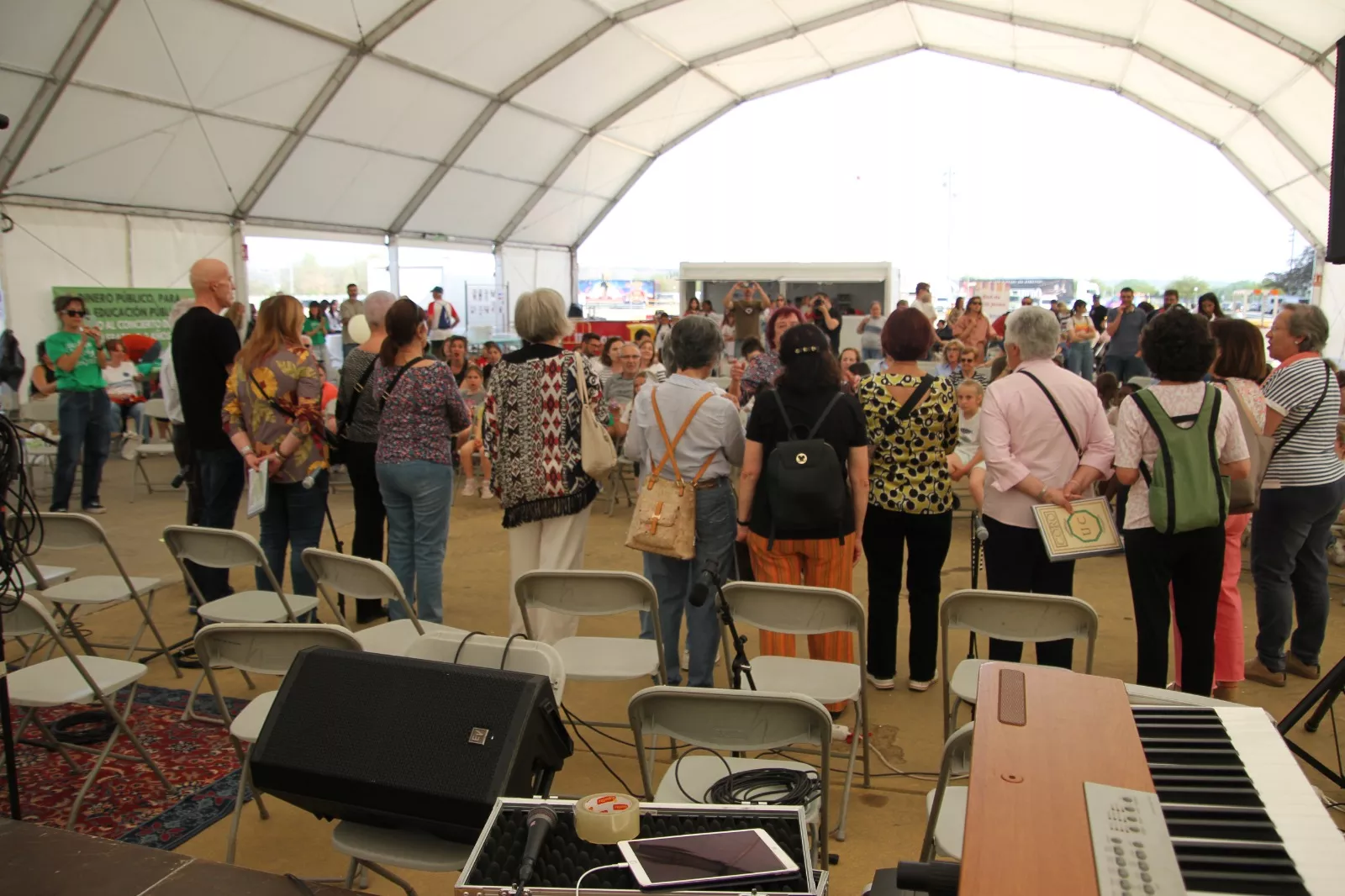 Coro de la Universidad Ciudadana de Huesca en la fiesta de la Escuela Pública en Huesca. Foto Carlos Neofato