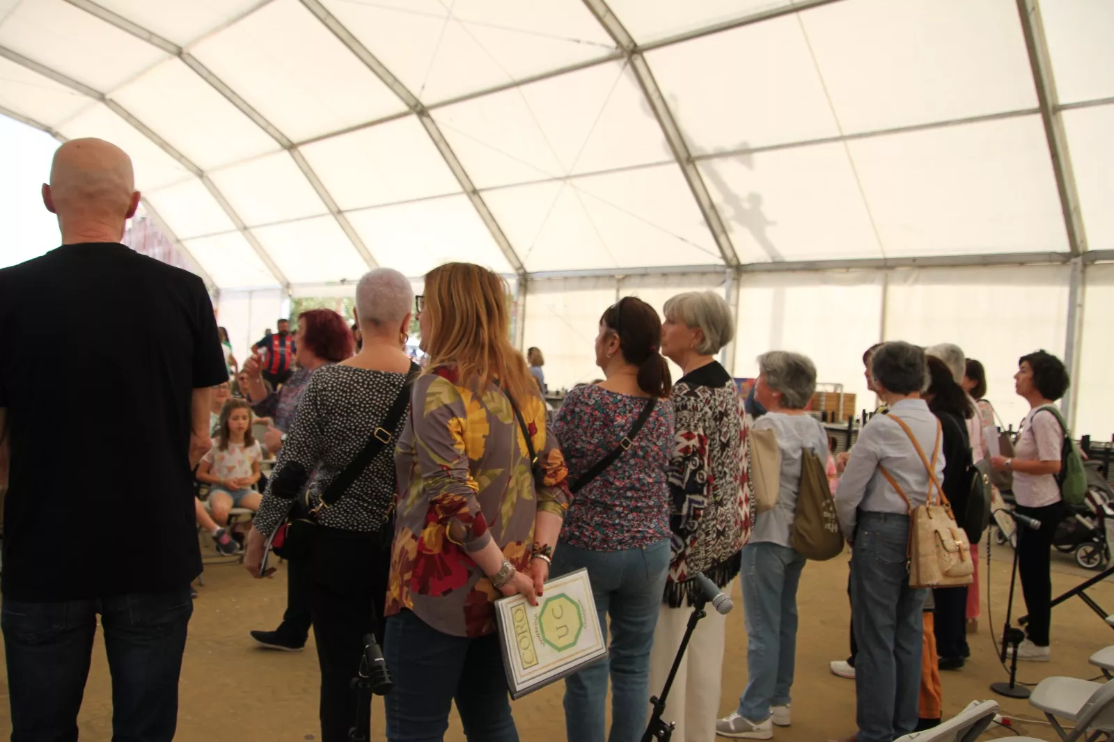 Coro de la Universidad Ciudadana de Huesca en la fiesta de la Escuela Pública en Huesca. Foto Carlos Neofato