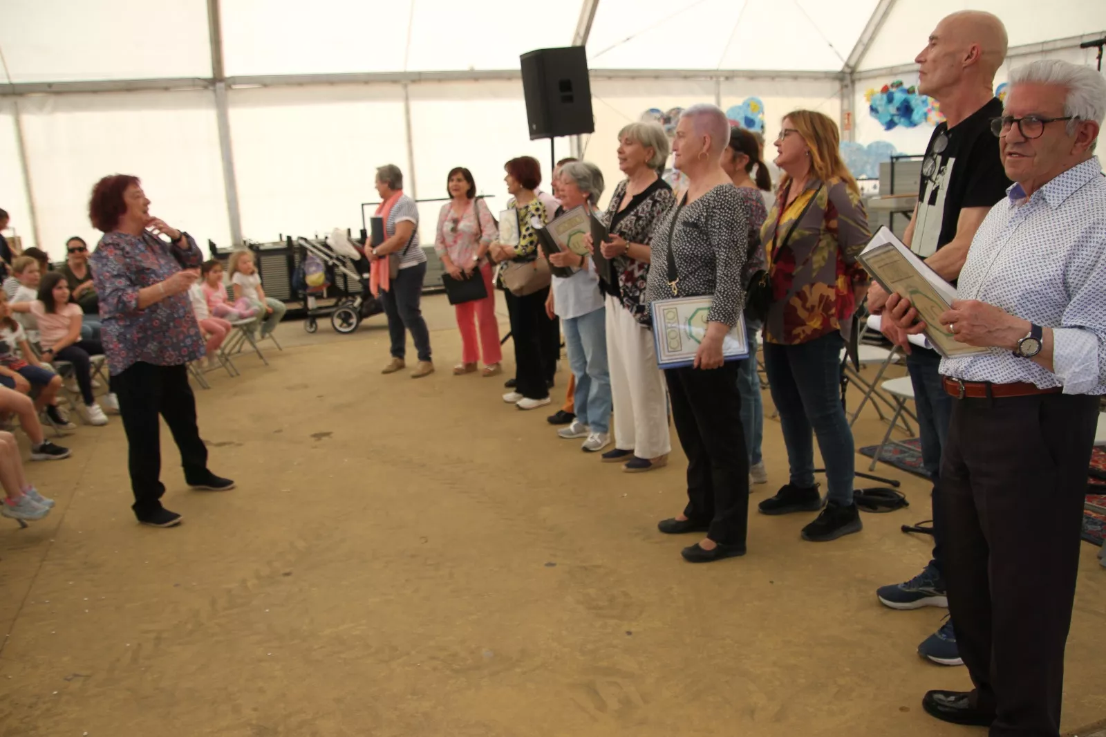 Coro de la Universidad Ciudadana de Huesca en la fiesta de la Escuela Pública en Huesca. Foto Carlos Neofato