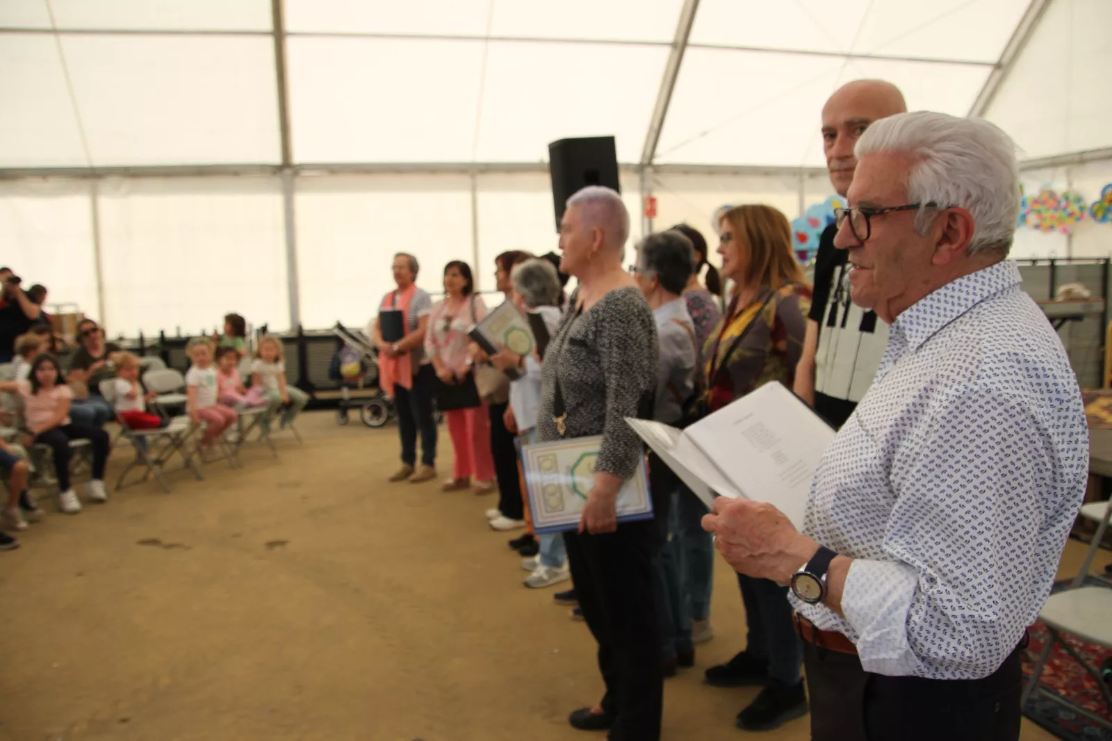 Coro de la Universidad Ciudadana de Huesca en la fiesta de la Escuela Pública en Huesca. Foto Carlos Neofato