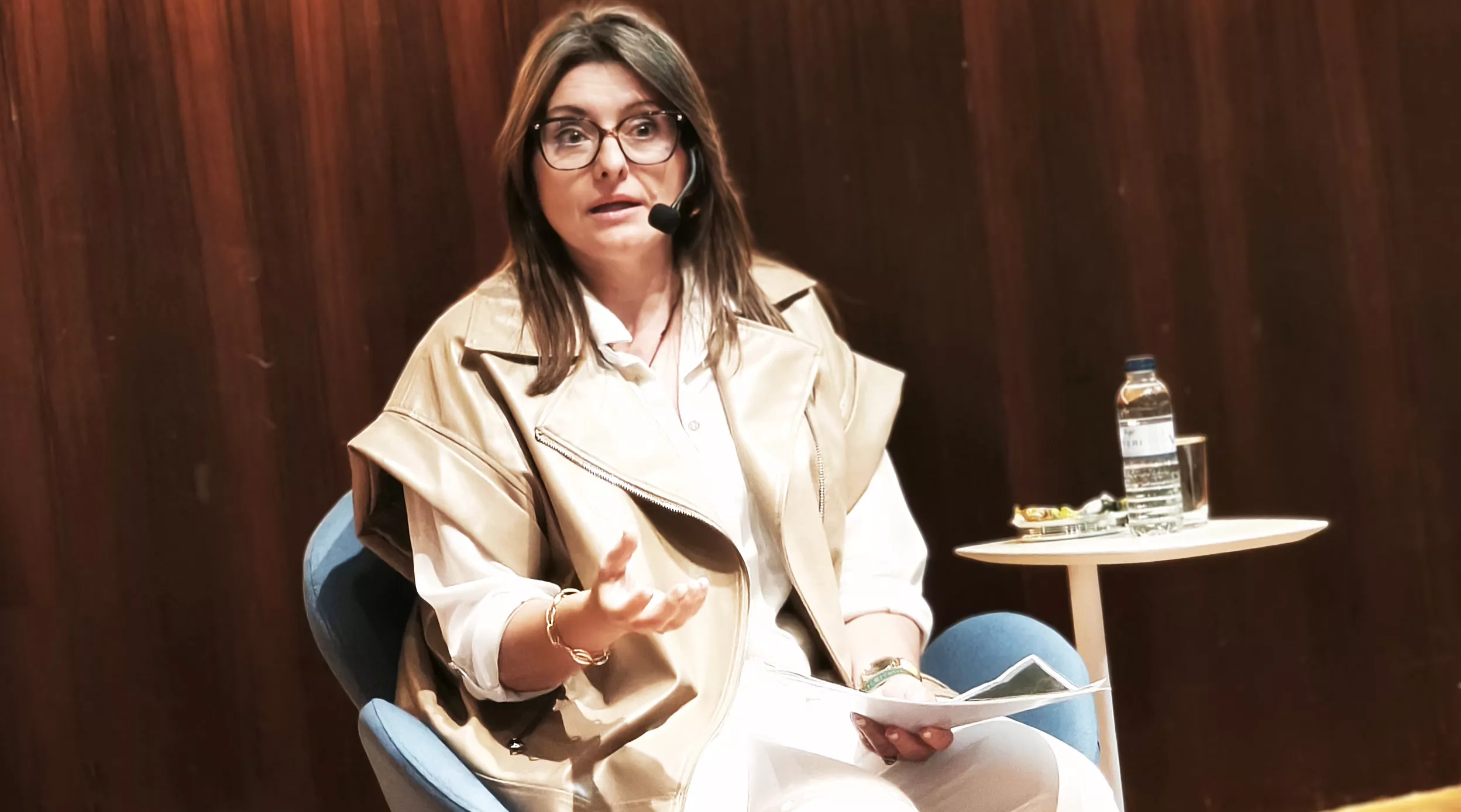 La periodista e historiadora Esther P. Nogarol durante su presentación en la Diputación Provincial de Huesca. Foto María José Sampietro