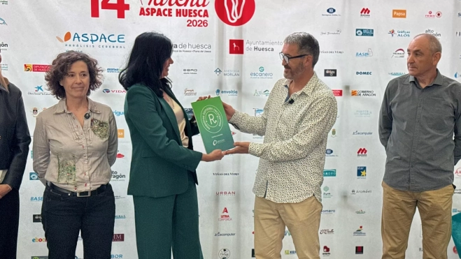 La alcaldesa entrega el distintivo a Anselmo Lalueza