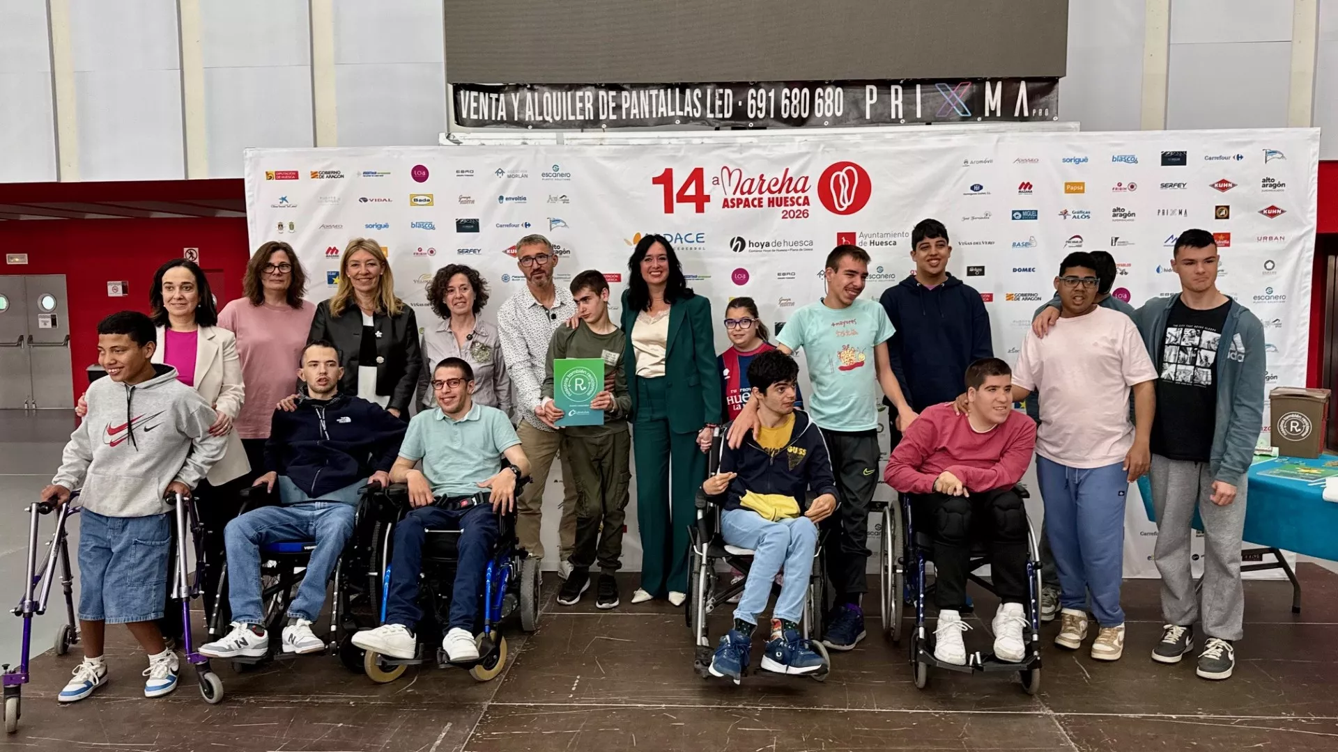 La alcaldesa de Huesca, Lorena Orduna, la edil Marta Escartín, la gerente de Grhusa, Teresa Viu, y el presidente de Aspace, Anselmo Lalueza, con usuarios de la entidad