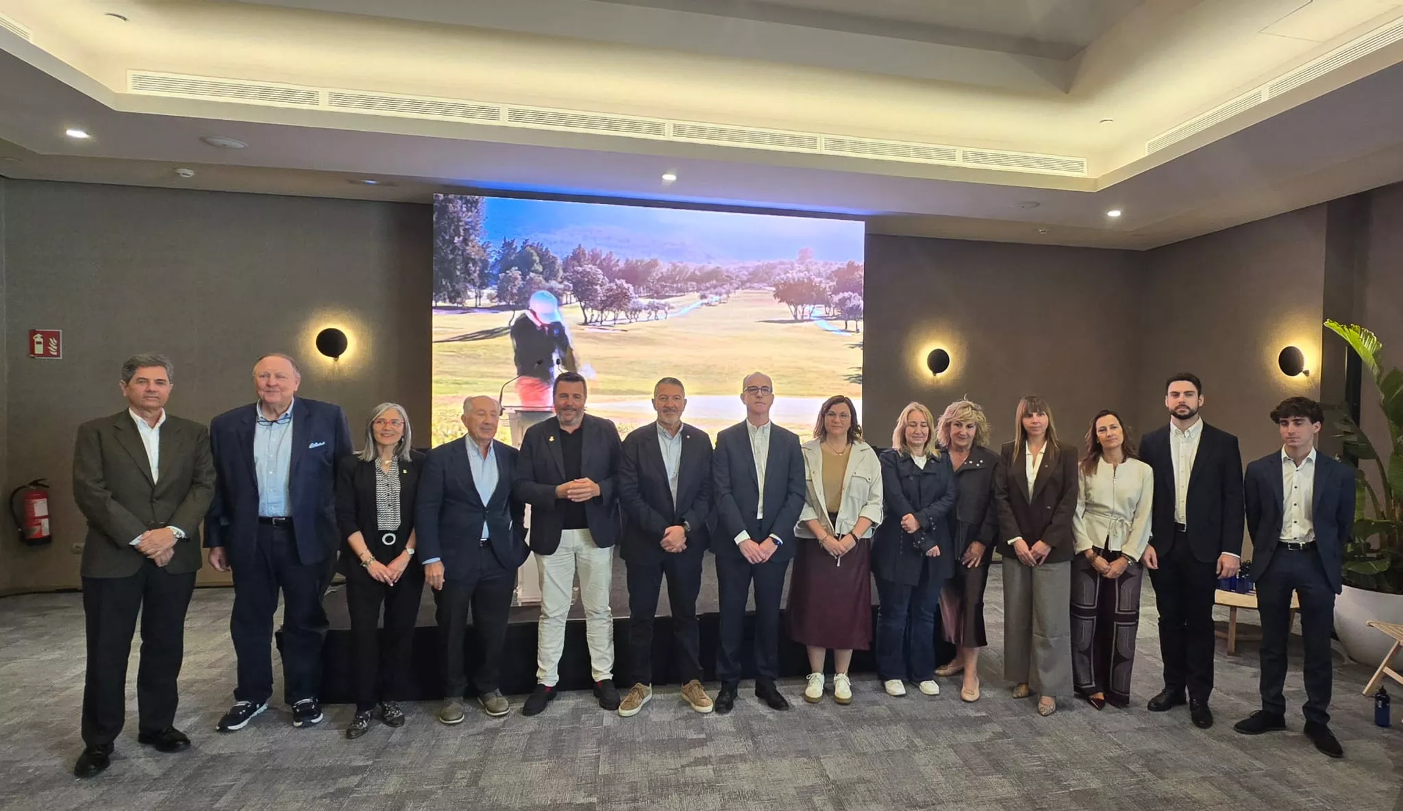 Fotografía de familia tras el anuncio del acuerdo de la nueva inversión en Tarragona, BonGolf