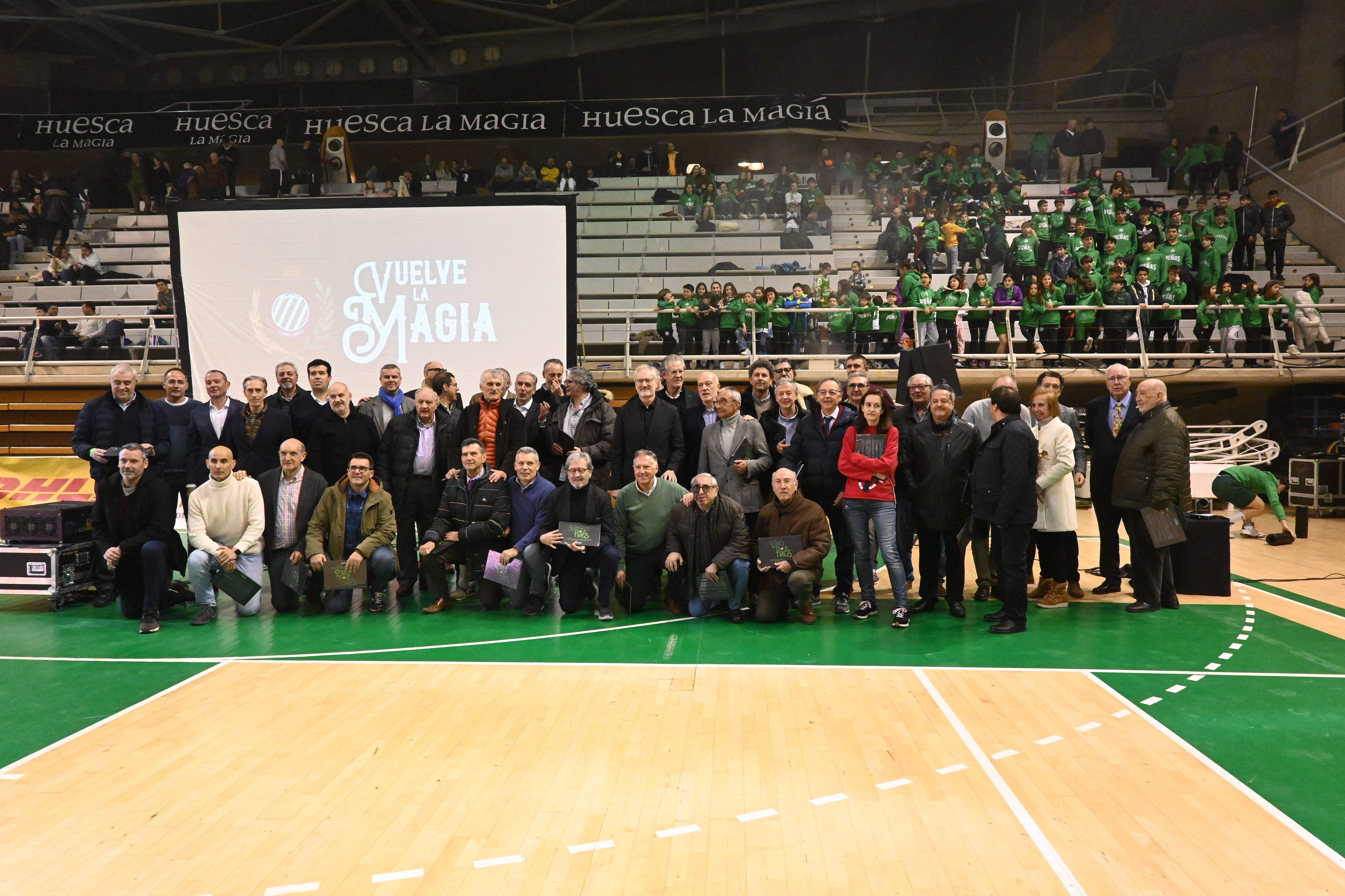 Los homenajeados han recibido un fuerte aplauso al final cuando han posado como la familia peñista que son. Los homenajeados han recibido un fuerte aplauso al final cuando han posado como la familia peñista que son.
