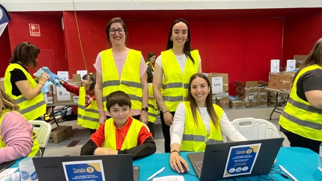 Voluntario en la zona de entrega de camisetas para la Marcha. Foto Mercedes Manterola