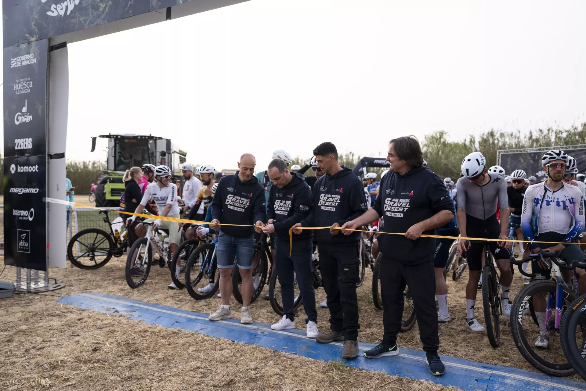 Autoridades en el corte de la cinta para la salida.