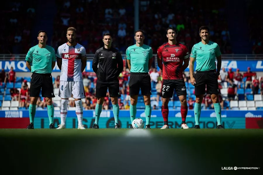 Jon Ander González en el centro en el Mirandés-Huesca