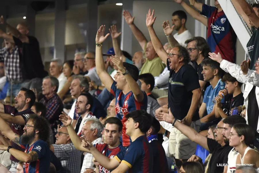 Público en El Alcoraz. El Comité de Aficionados pide al Consejo una reunión