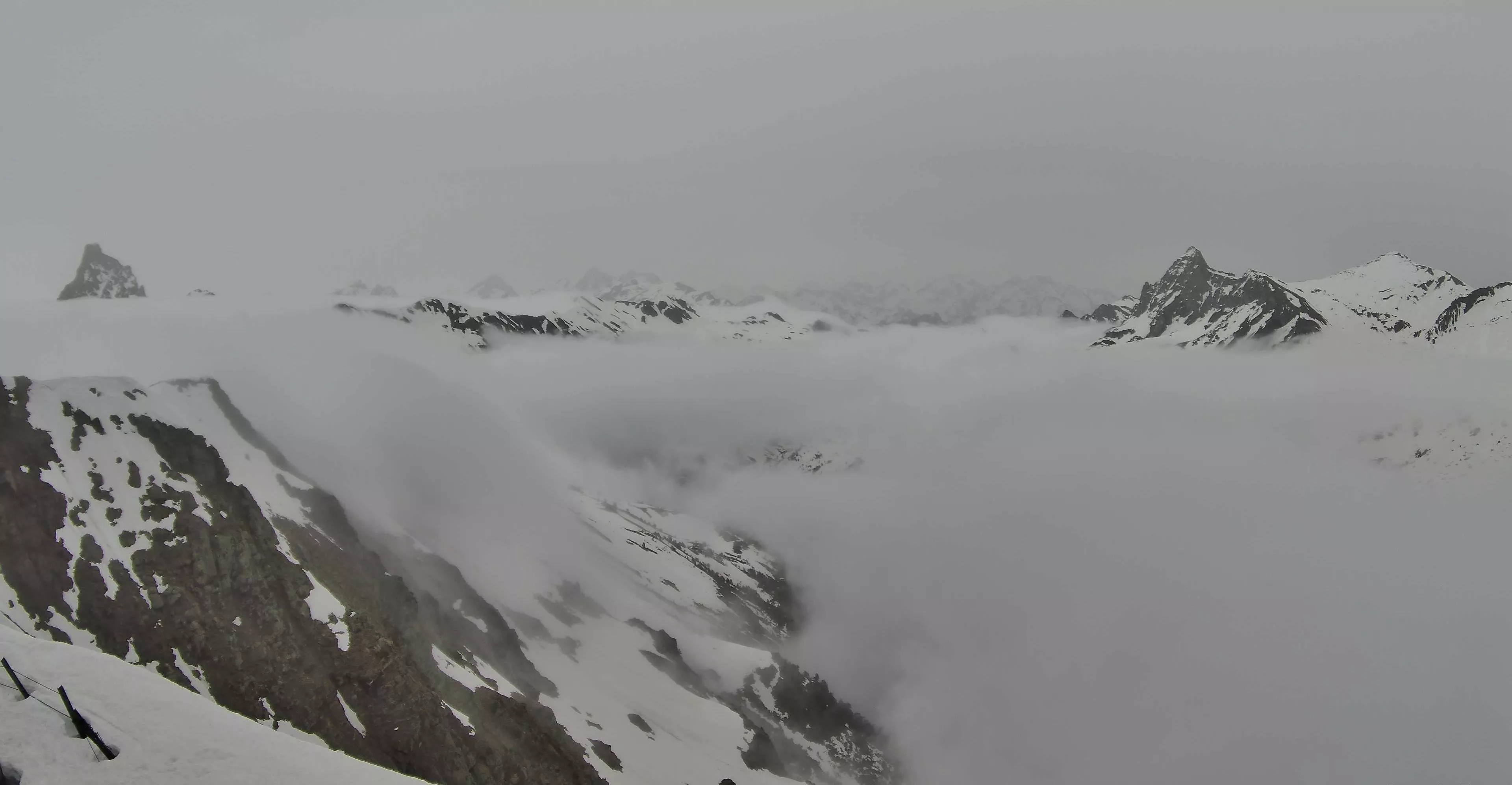 El invierno regresa al Pirineo con nieve a 800 metros y un desplome térmico en Huesca.