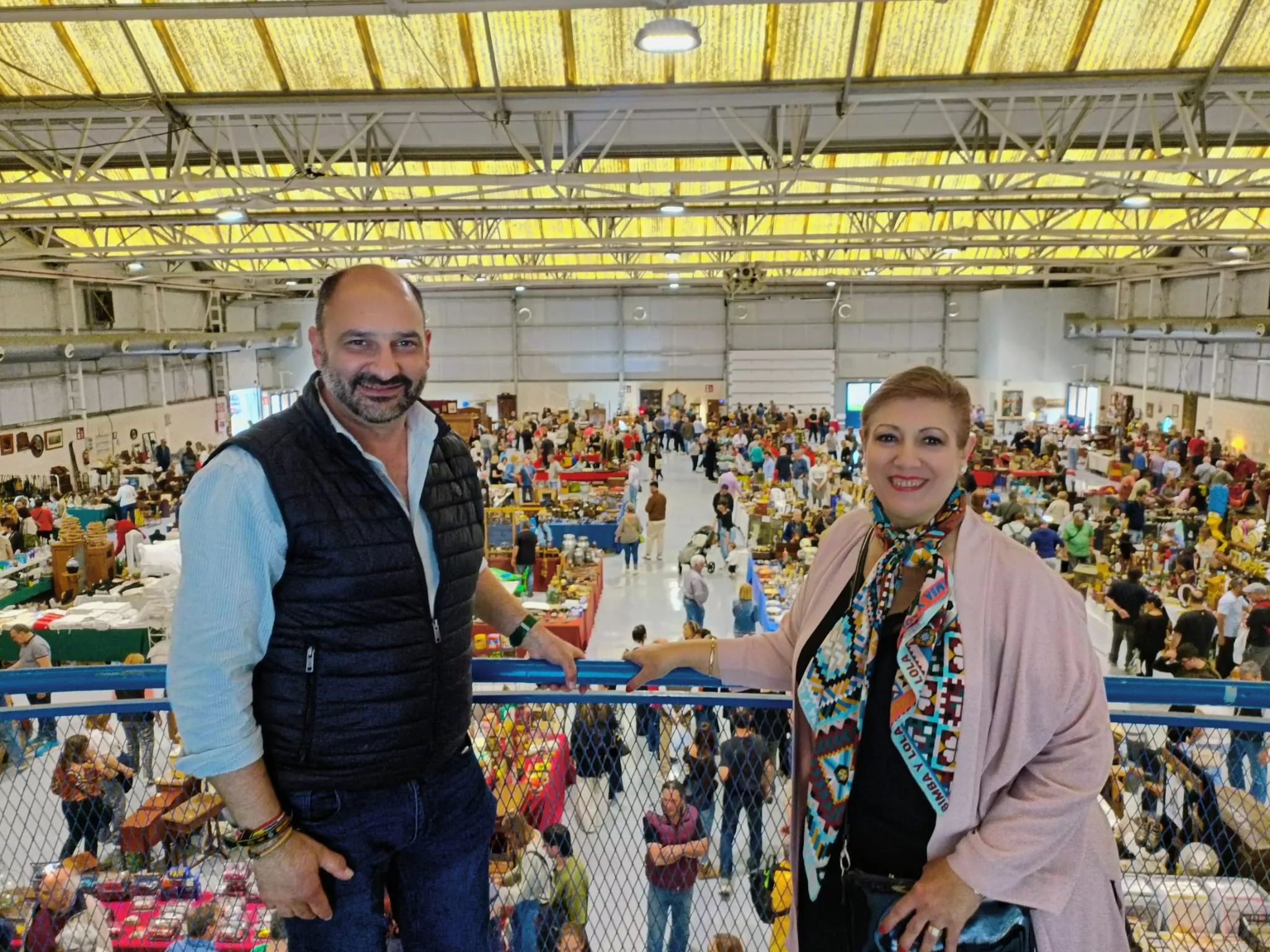 Fernando Torres y Silvia Ramírez observan desde el altillo El Desván de Barbastro
