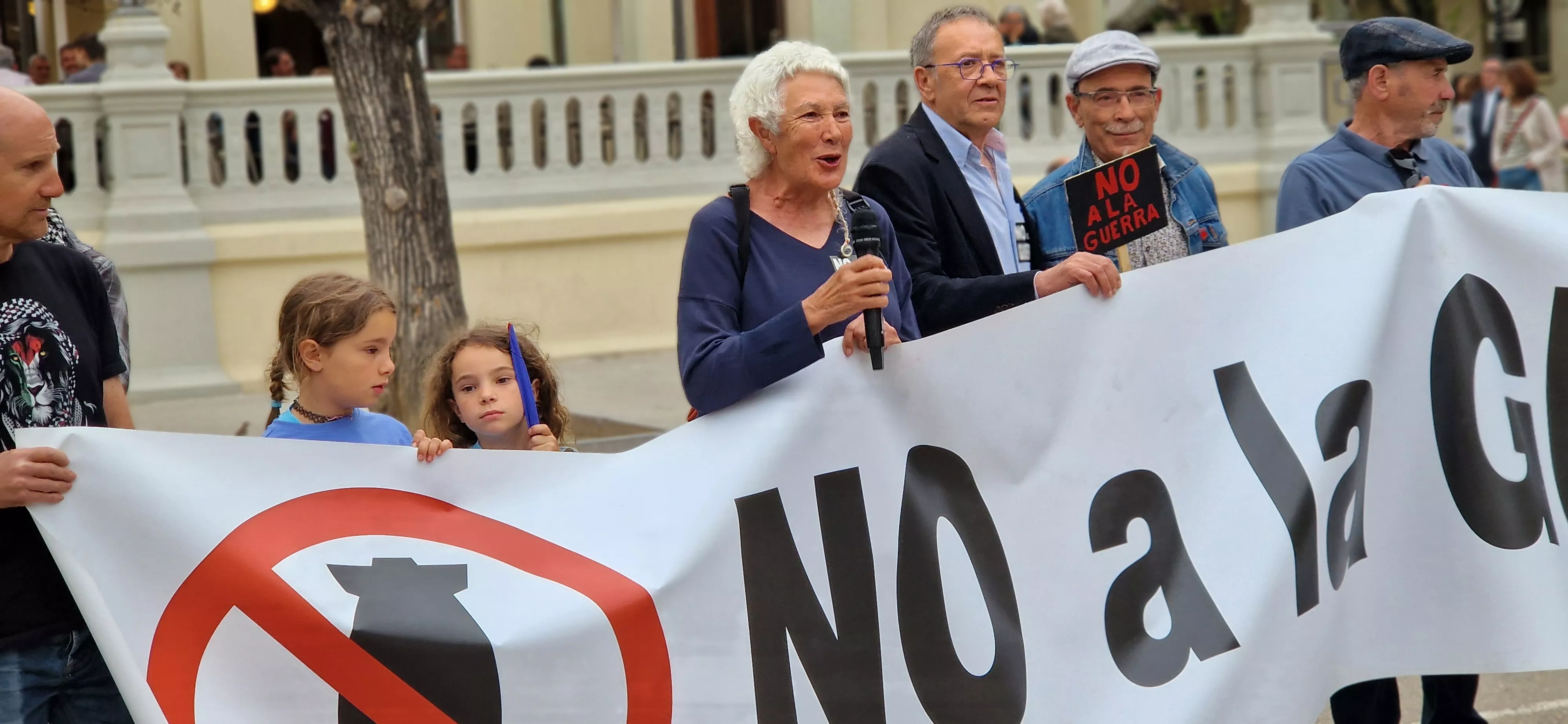 Manifestación en Huesca contras las guerras. Foto Myriam Martínez