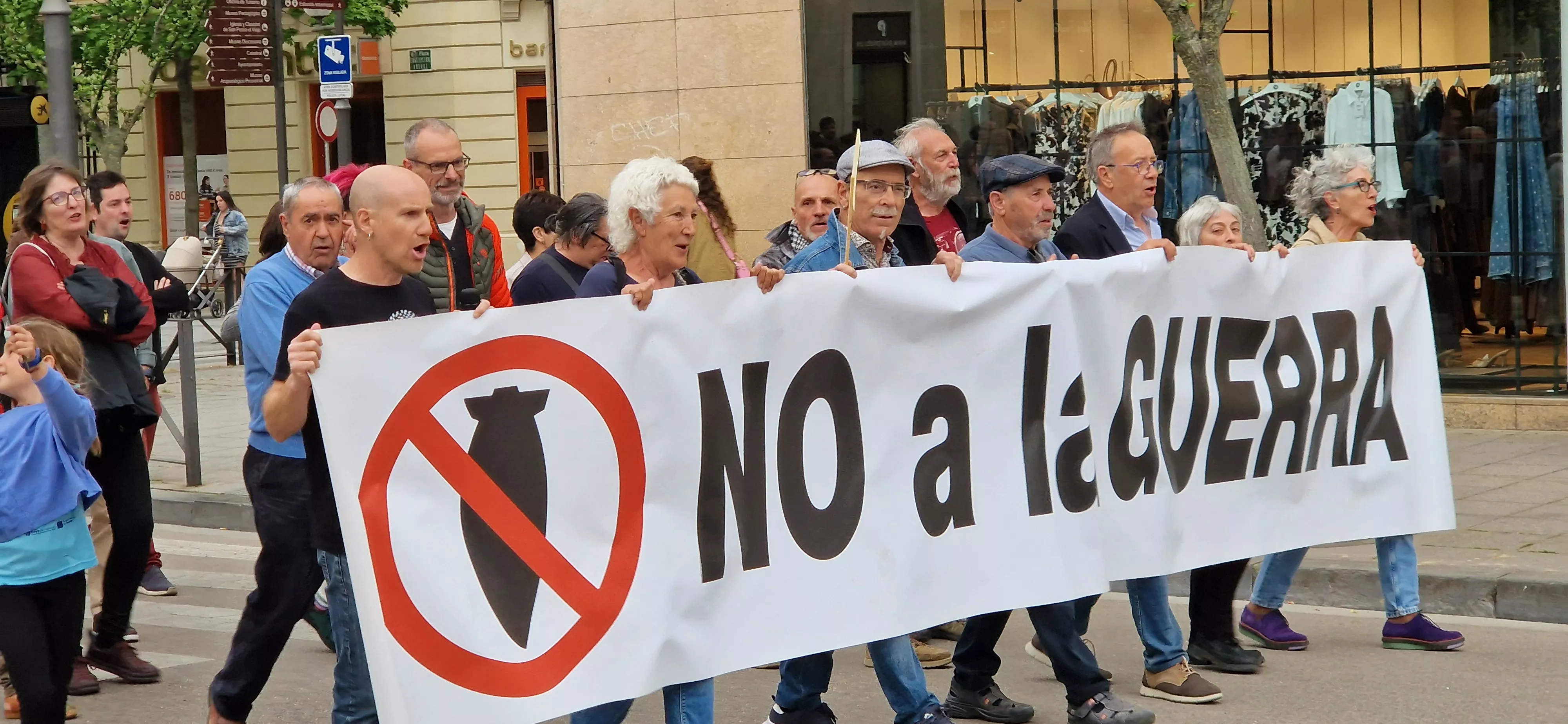 Manifestación en Huesca contras las guerras. Foto Myriam Martínez