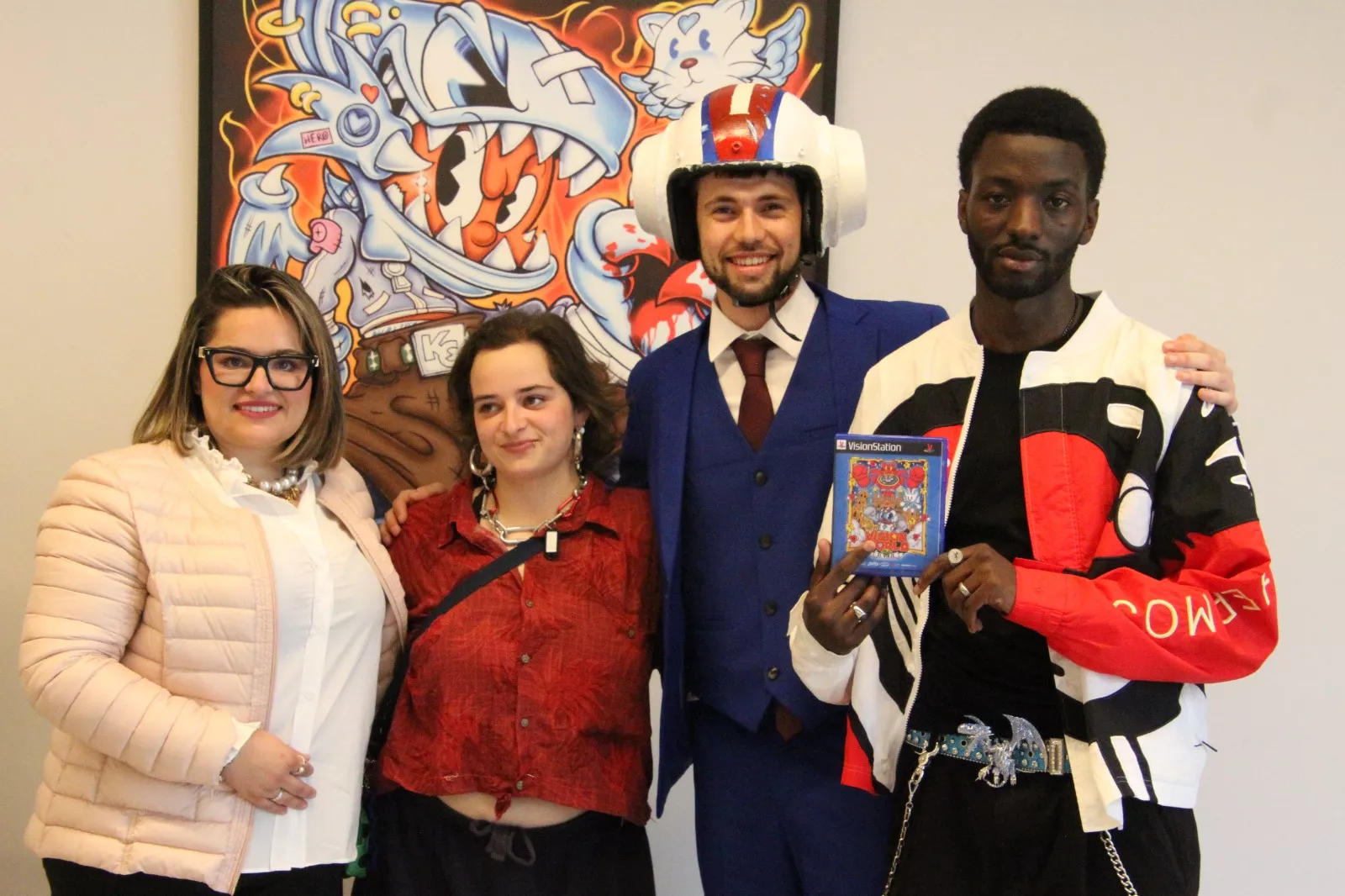 Karalang, a la derecha. Exposición VisionWorld-“Mission 2” en Huesca. Foto Carlos Neofato