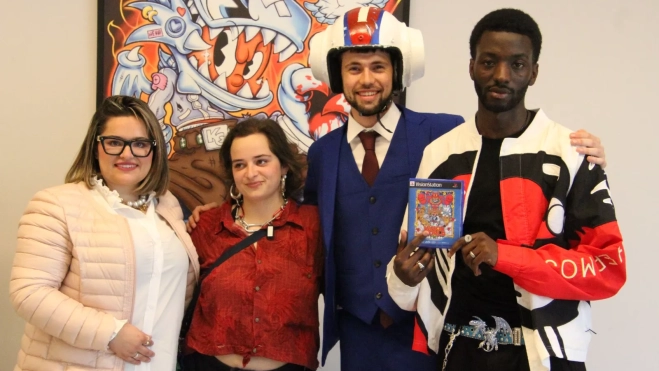 Karalang, a la derecha. Exposición VisionWorld-“Mission 2” en Huesca. Foto Carlos Neofato