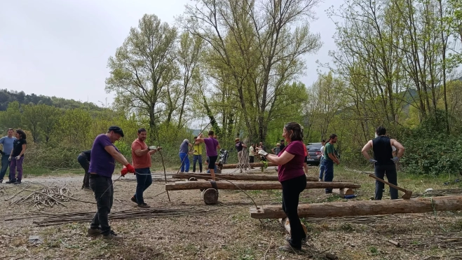 Trabajo de los nabateros con los berdugos este sábado en Laspuña. Trabajo de los nabateros con los berdugos este sábado en Laspuña.