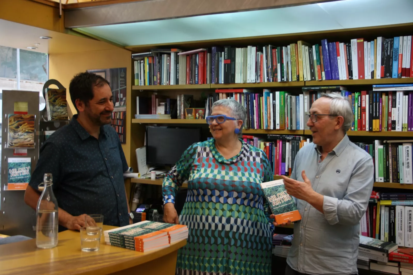 Glòria Jové Monclús, entre Roberto Ramos y Chema Aniés, con el libro "Hilos y artes". Foto Carlos A. Migliaccio