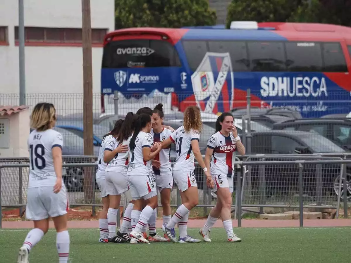 Alegría en las azulgranas por una victoria que vale una permanencia. Foto SD Huesca