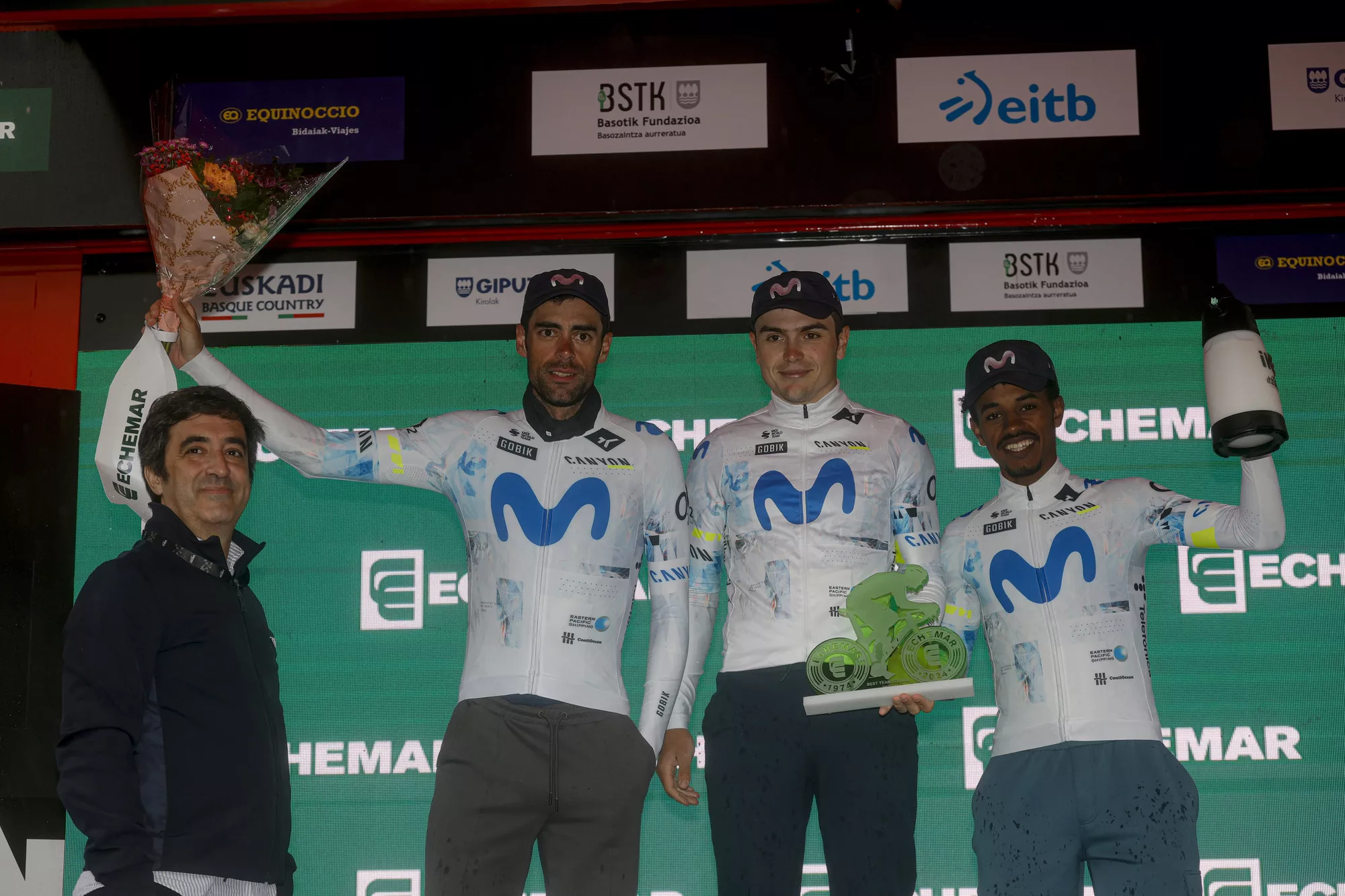 Jorge Arcas, a la izquierda, celebra el primer puesto de su equipo. Foto: @SprintCycling 