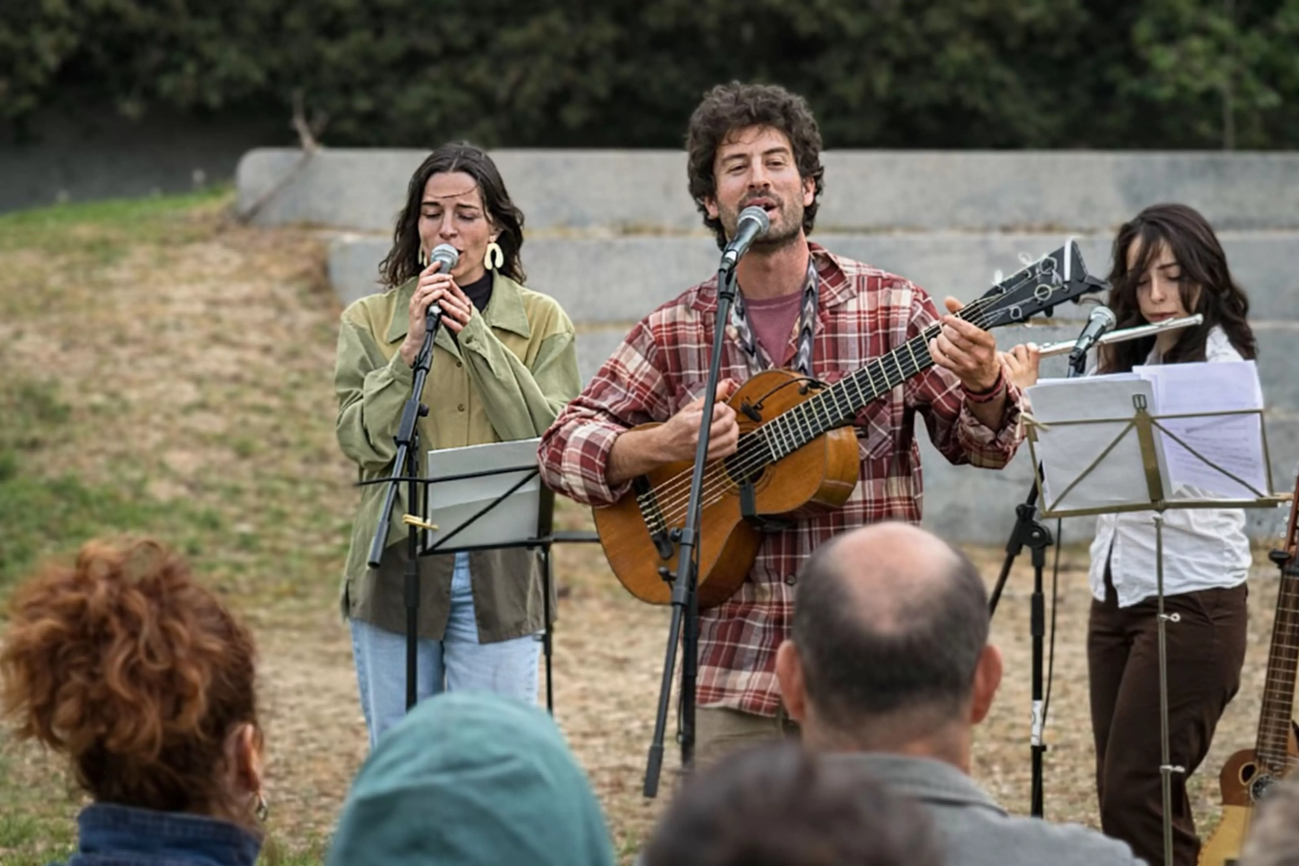 Actuación en el exterior del CDAN de El Llanto del Glaciar dentro de Redoladas Huesca Rural