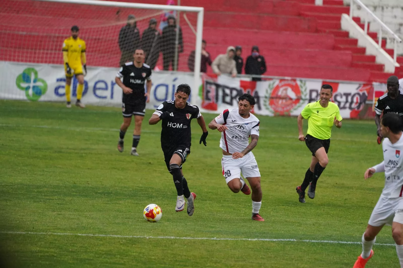 Isaac, jugador del Barbastro, conduce un balón en el partido ante el Porreres. Foto: Dani Vidal @fotomaniafut