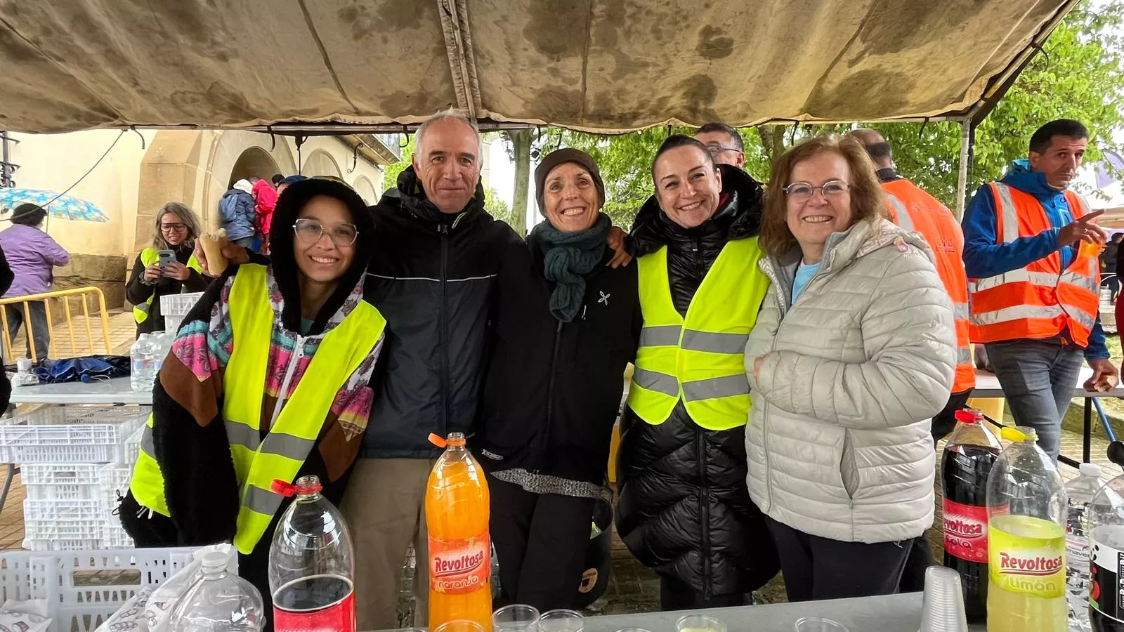 Avituallamiento de la Marcha Aspace en Banariés. Foto Mercedes Manterola