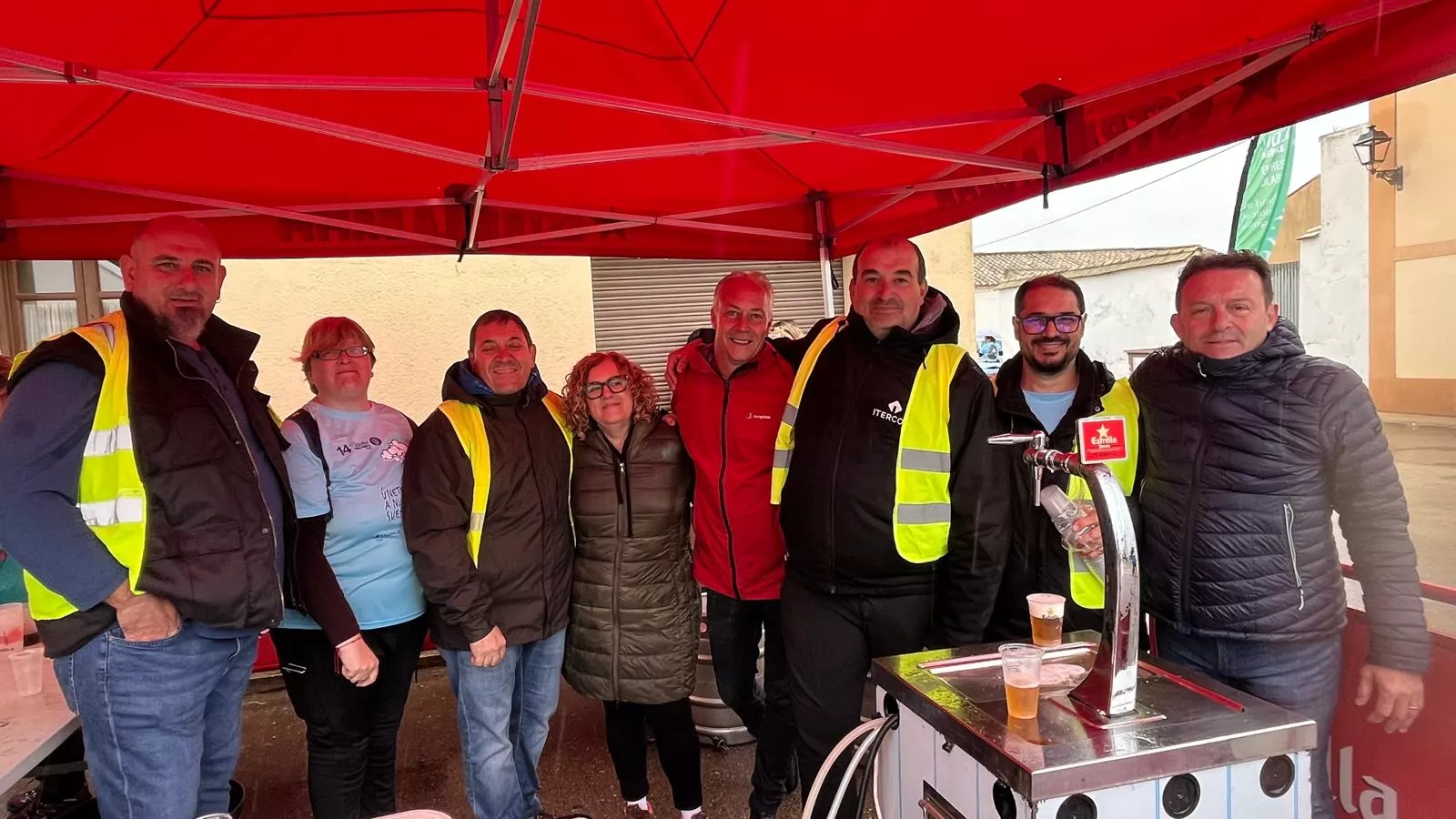 Avituallamiento de la Marcha Aspace en Banariés. Foto Mercedes Manterola