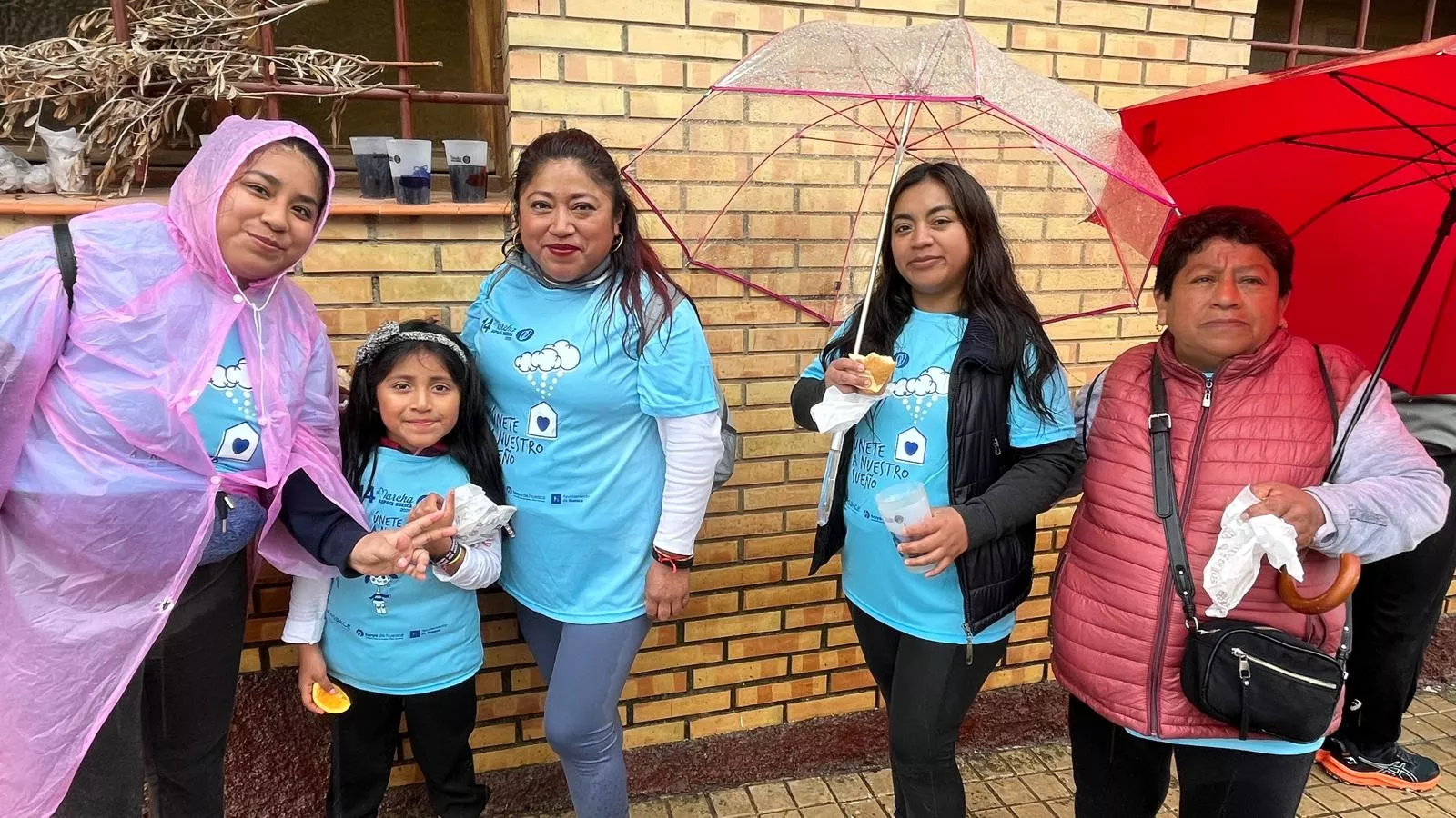 Avituallamiento de la Marcha Aspace en Banariés. Foto Mercedes Manterola