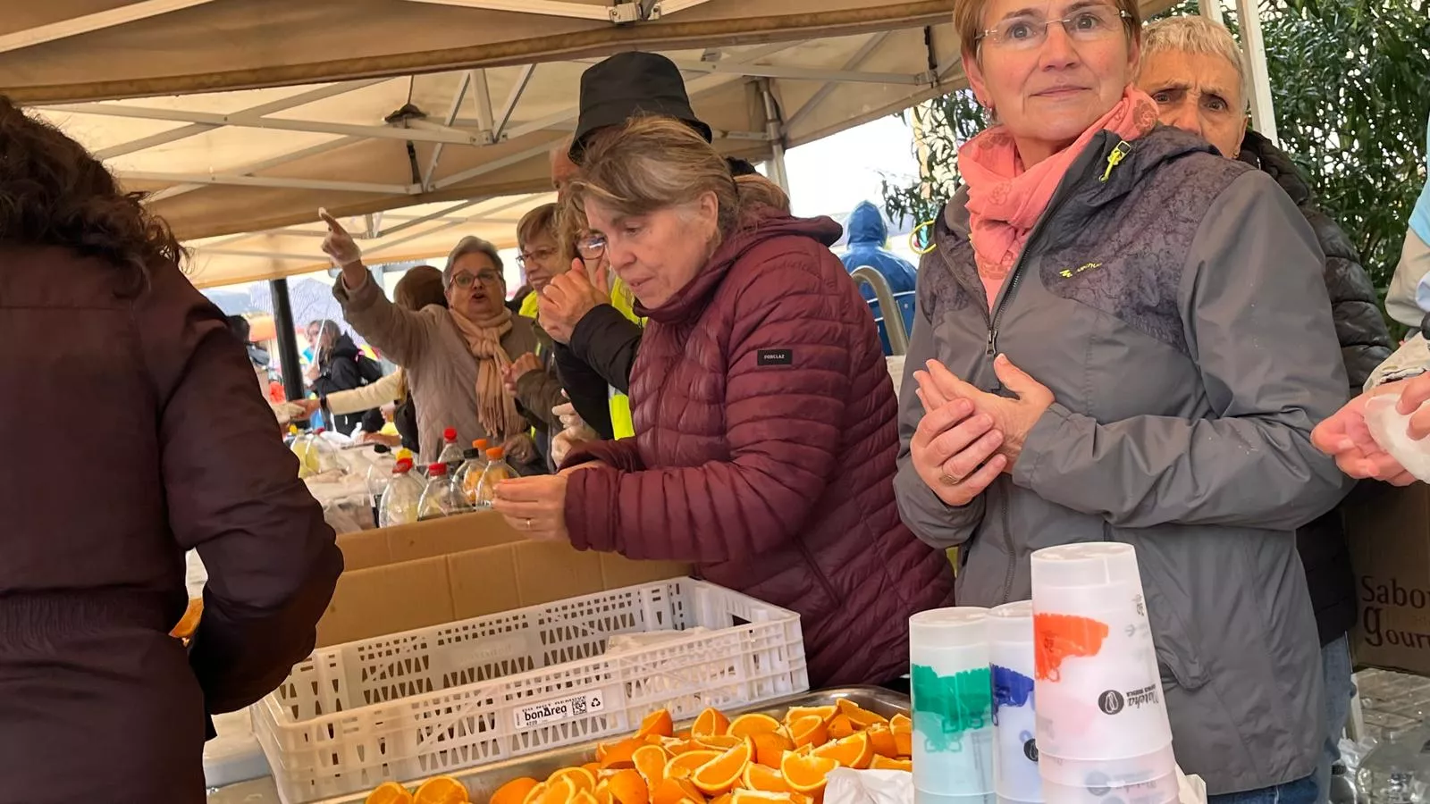 Avituallamiento de la Marcha Aspace en Banariés. Foto Mercedes Manterola