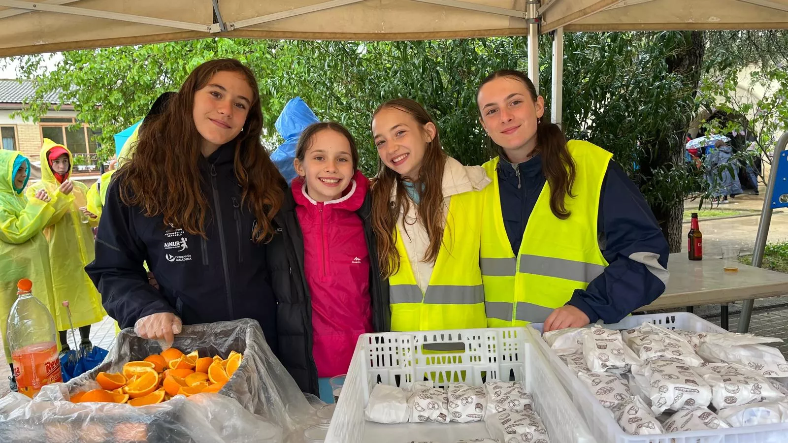 Avituallamiento de la Marcha Aspace en Banariés. Foto Mercedes Manterola