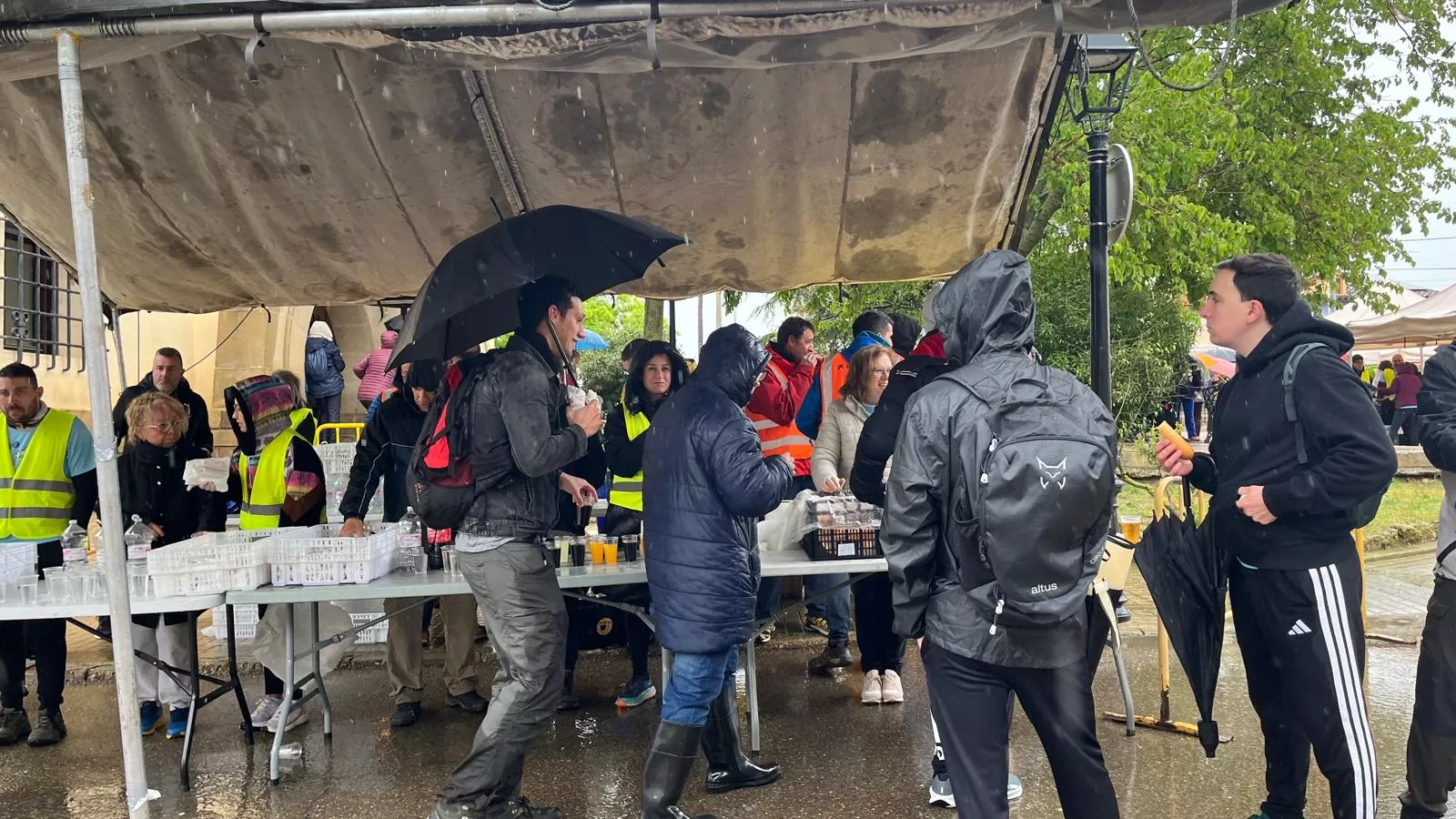 Avituallamiento de la Marcha Aspace en Banariés. Foto Mercedes Manterola