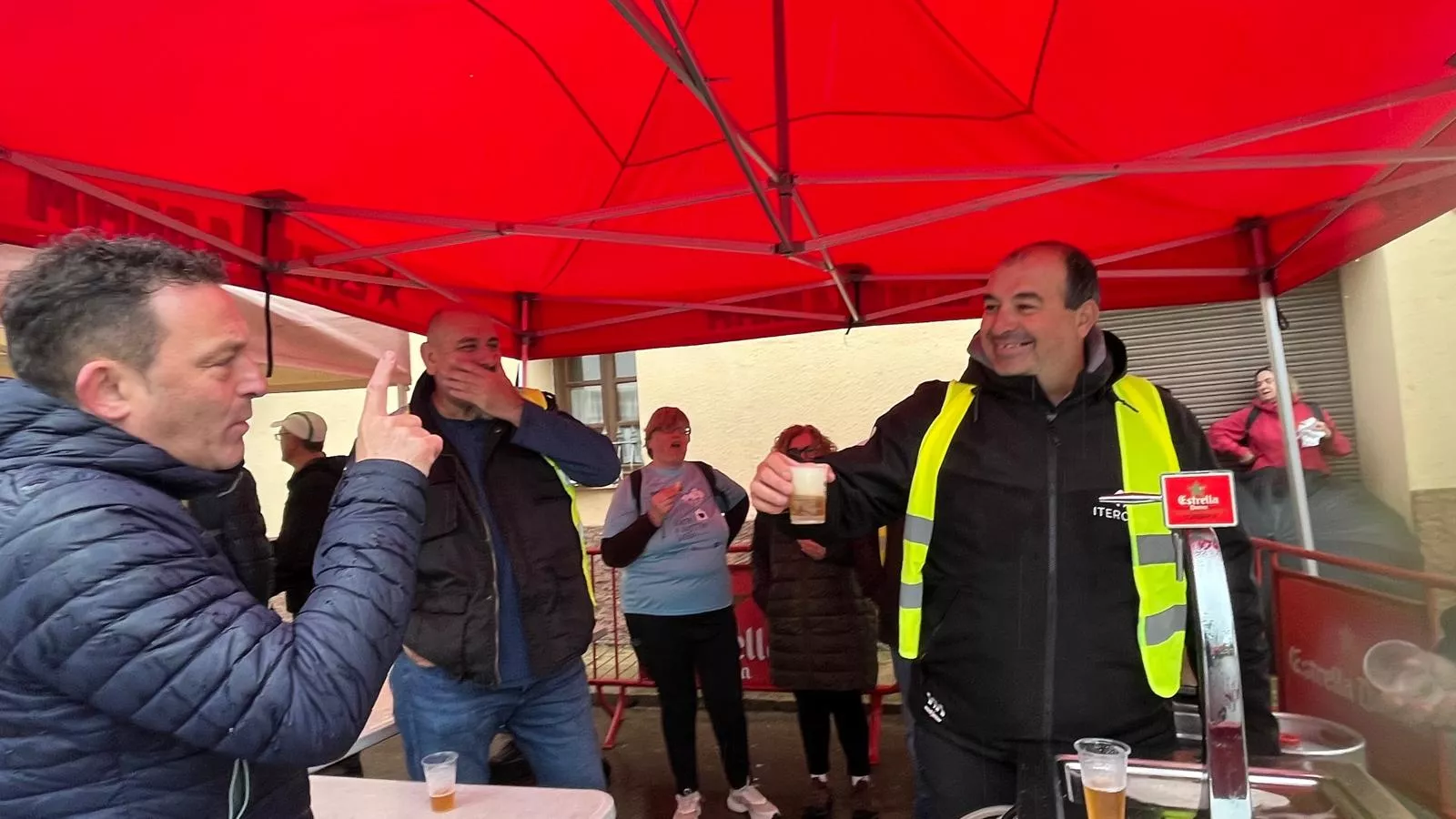 Avituallamiento de la Marcha Aspace en Banariés. Foto Mercedes Manterola