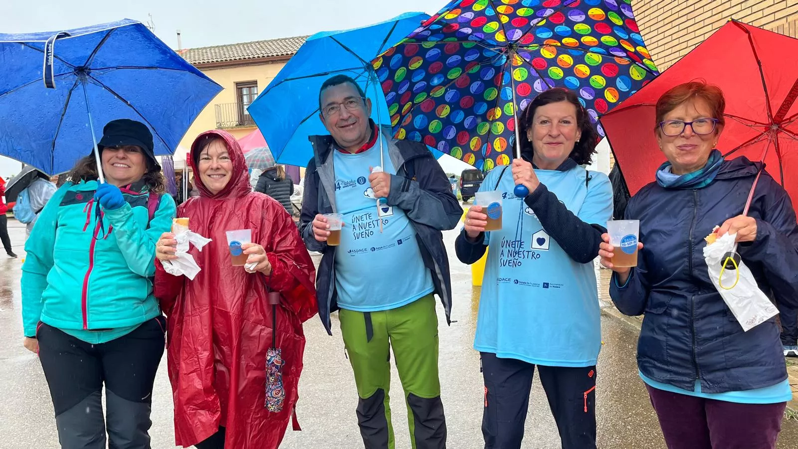 Avituallamiento de la Marcha Aspace en Banariés. Foto Mercedes Manterola