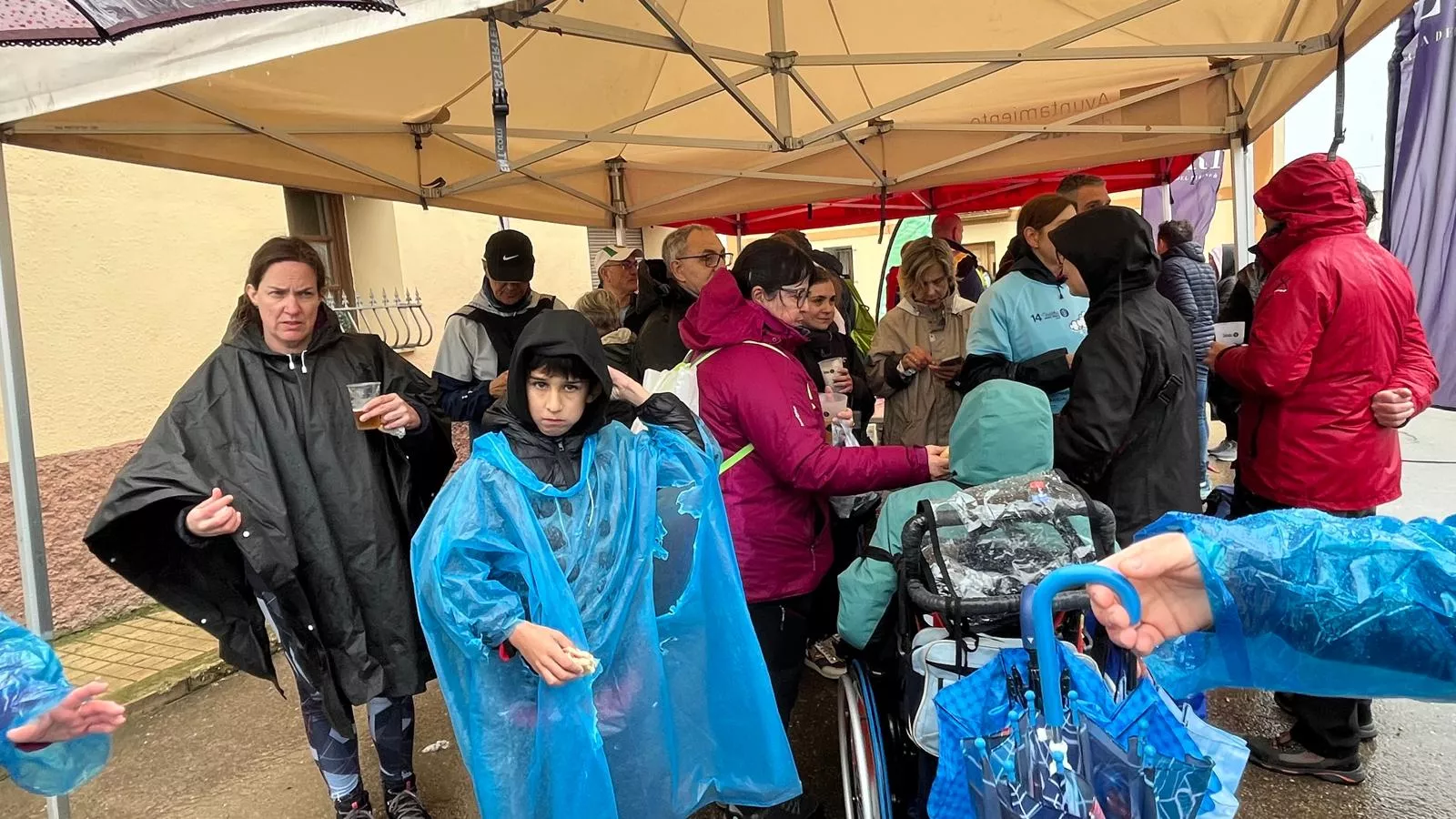 Avituallamiento de la Marcha Aspace en Banariés. Foto Mercedes Manterola