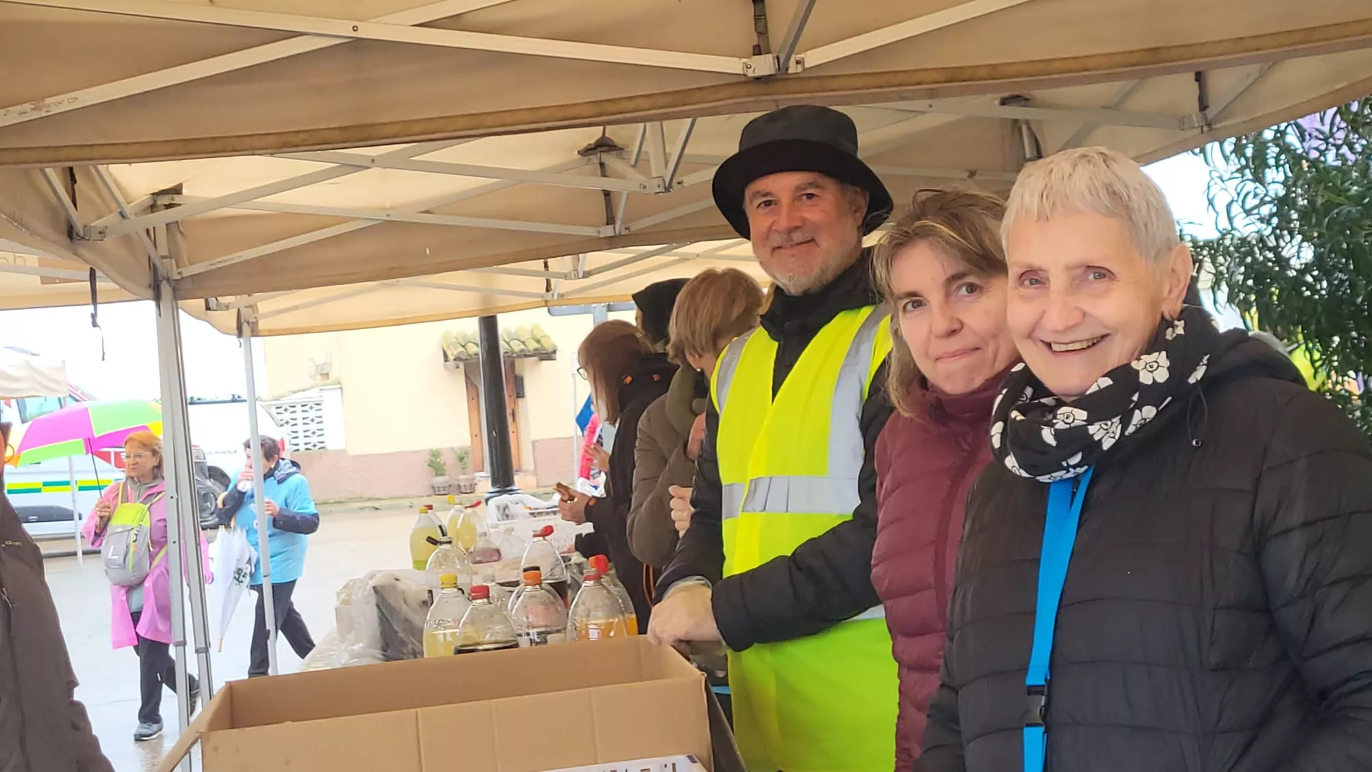 Avituallamiento de la Marcha Aspace en Banariés. Foto Mercedes Manterola
