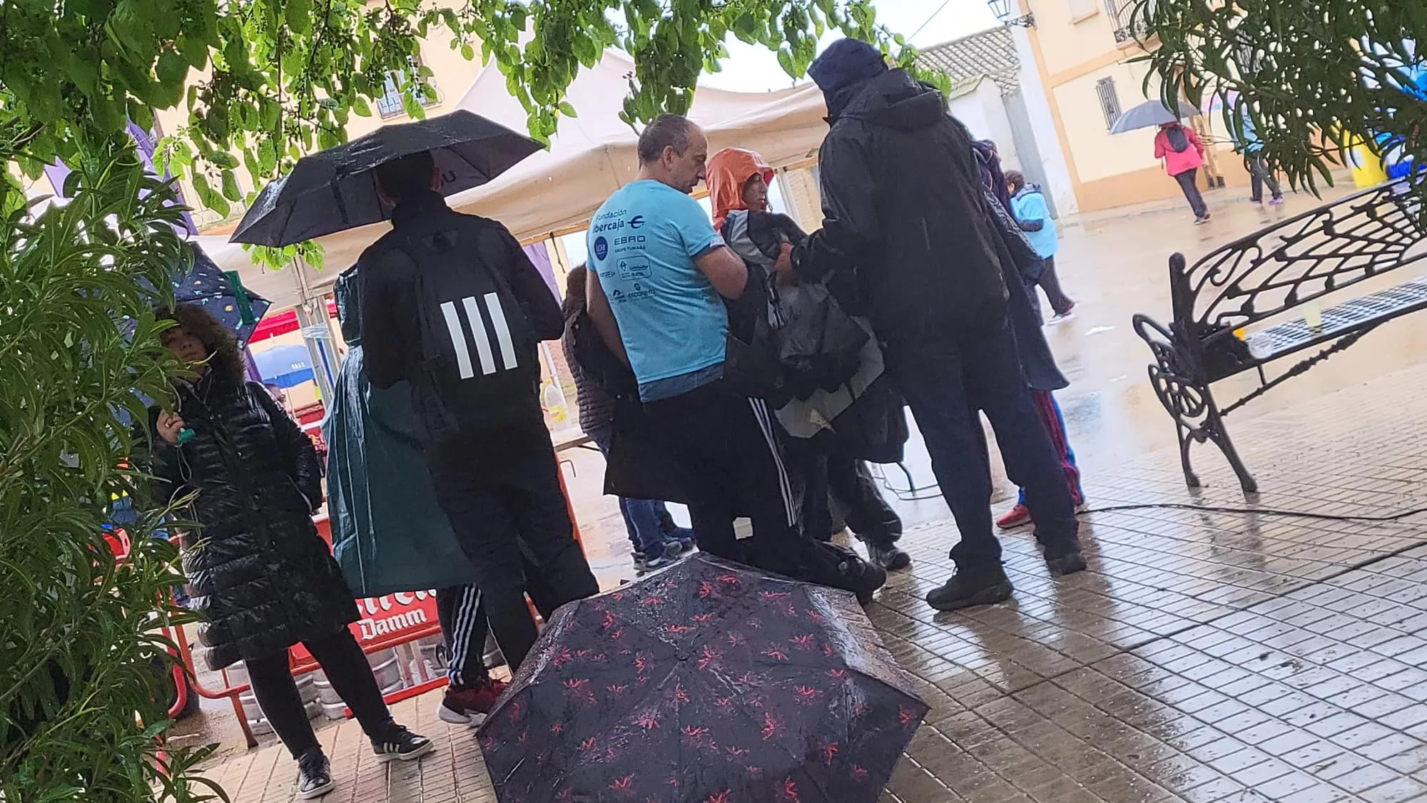 Avituallamiento de la Marcha Aspace en Banariés. Foto Mercedes Manterola