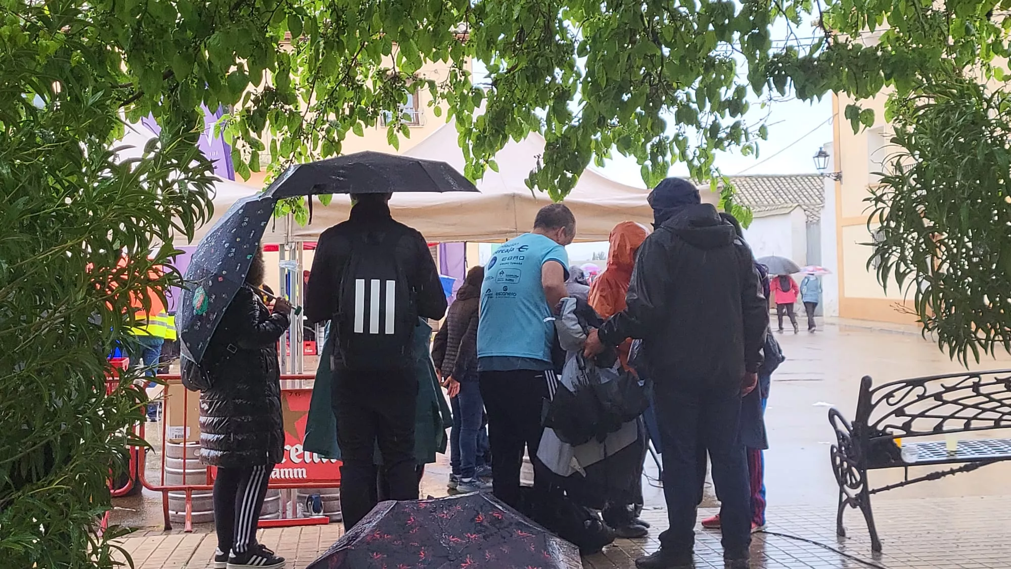 Avituallamiento de la Marcha Aspace en Banariés. Foto Mercedes Manterola