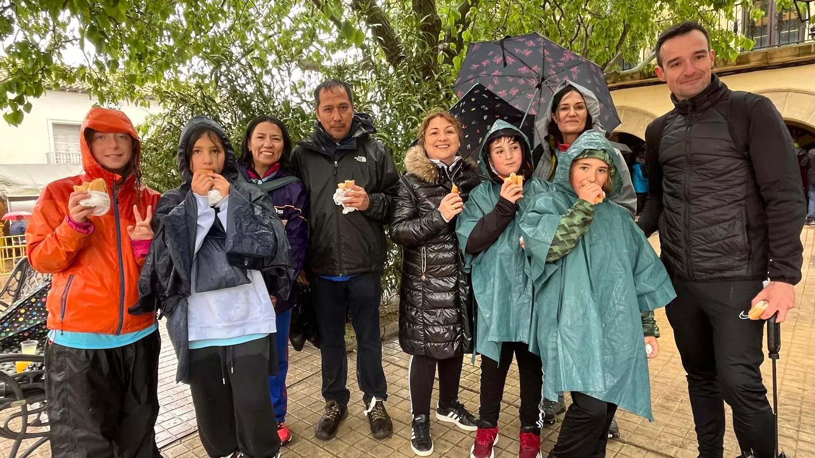 Banariés sostiene la Marcha Aspace bajo 20 litros de lluvia y 7 grados.  Foto Mercedes Manterola