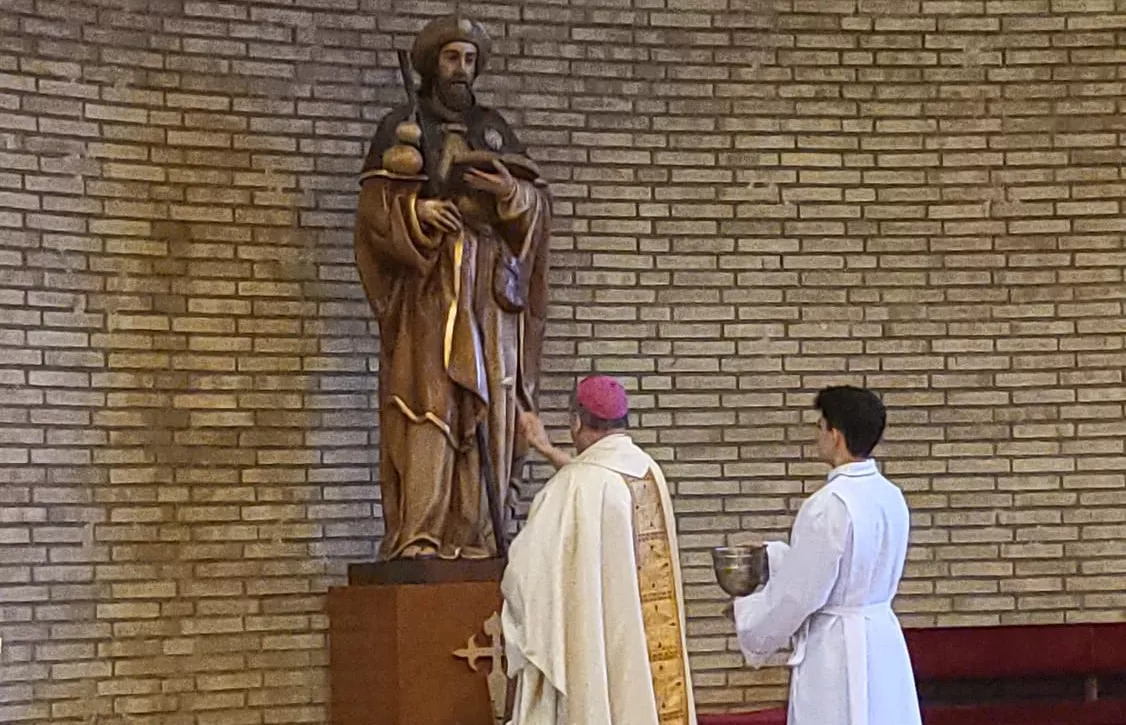 Bendición de la estatua de Santiago por el obispo Pedro Aguado