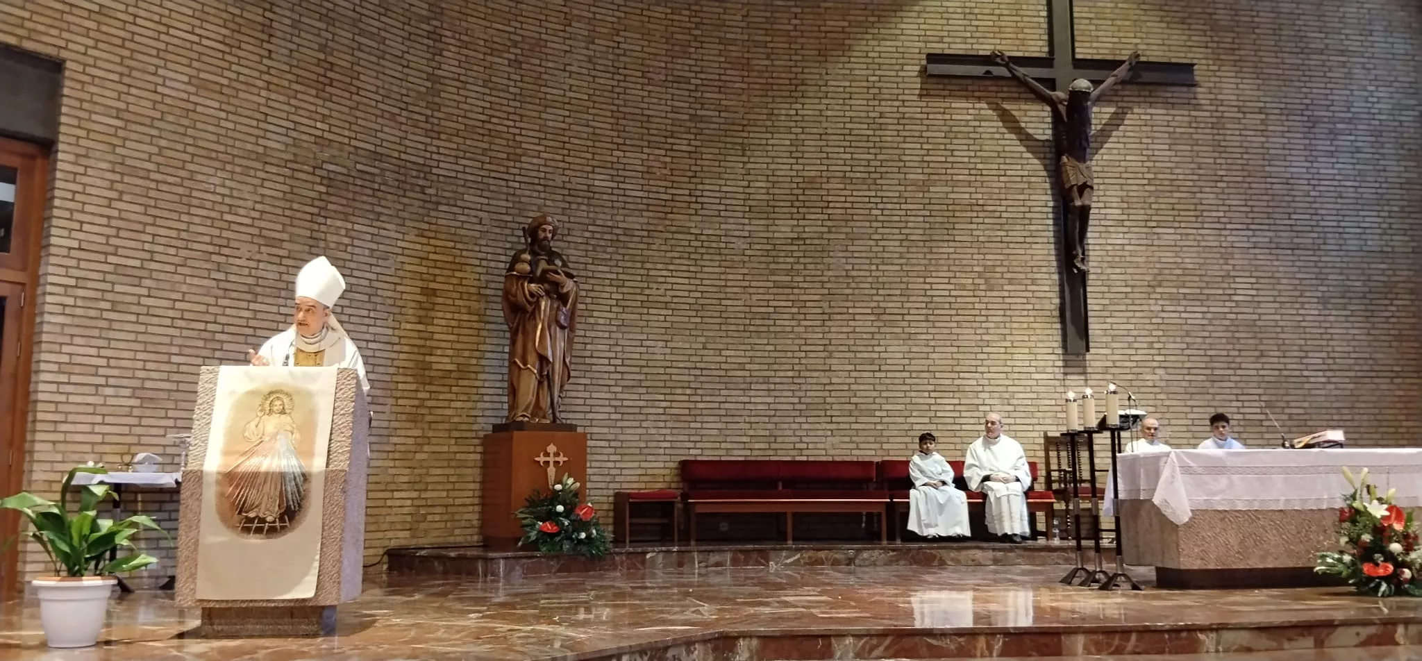 Inauguración de la estatua de Santiago Apóstol en la parroquia oscense