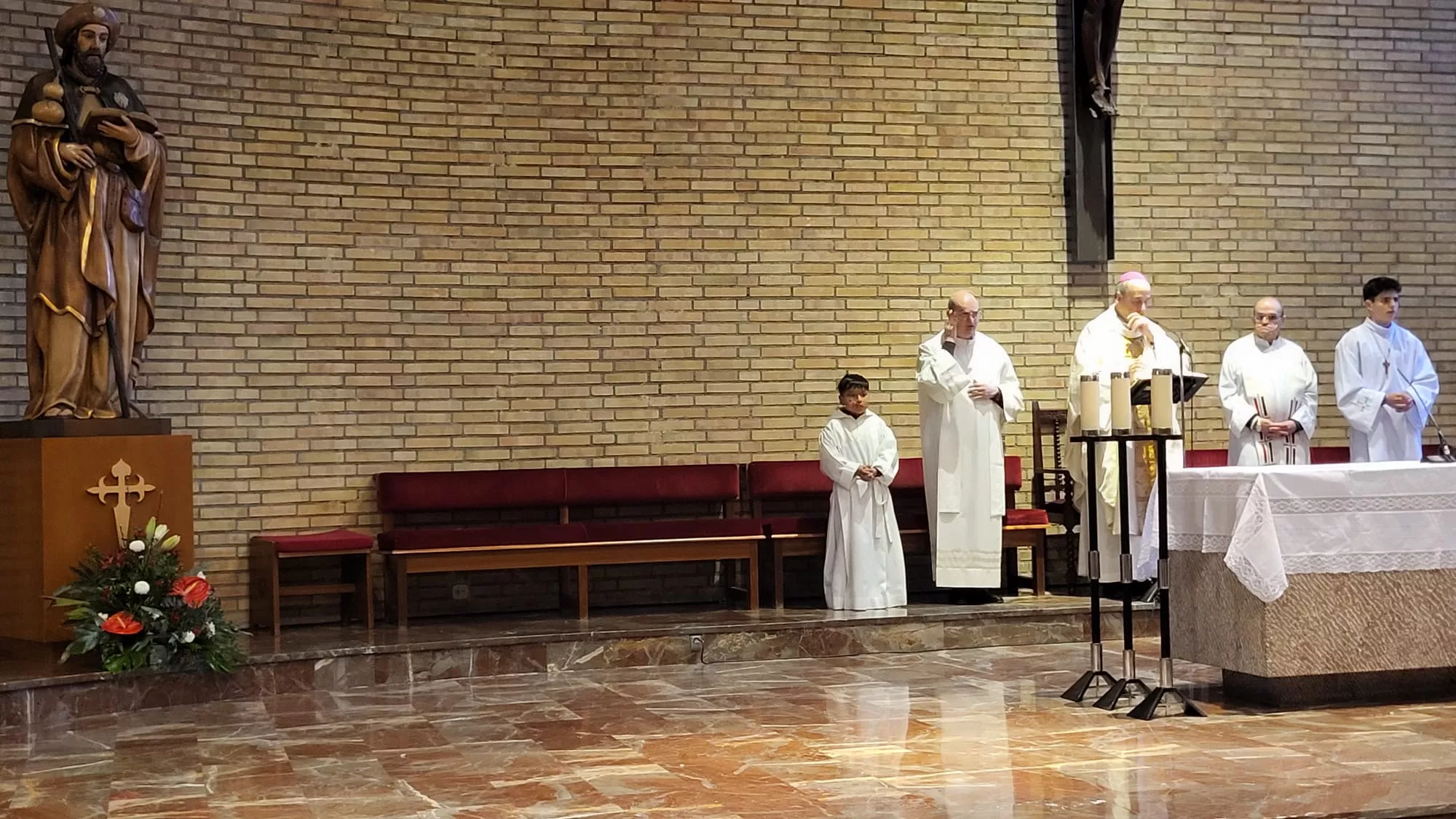 Inauguración de la estatua de Santiago Apóstol en la parroquia oscense