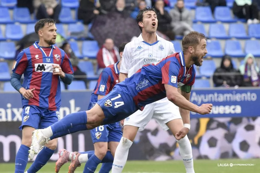Jorge Pulido despeja acrobáticamente. Los jugadores del Huesca han tenido actitud. Foto Laliga