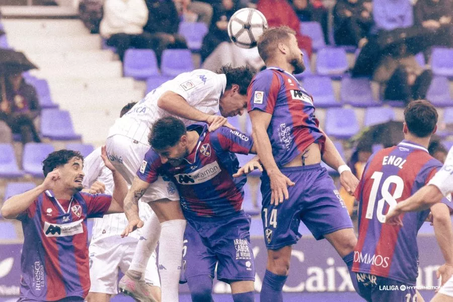Un mar de jugadores del Huesca y Deportivo pugnan por un balón. Foto: LaLiga