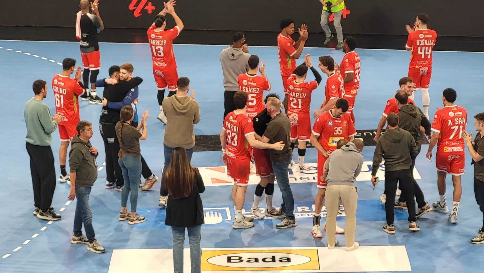 Los jugadores de Bada Huesca aplauden a la grada