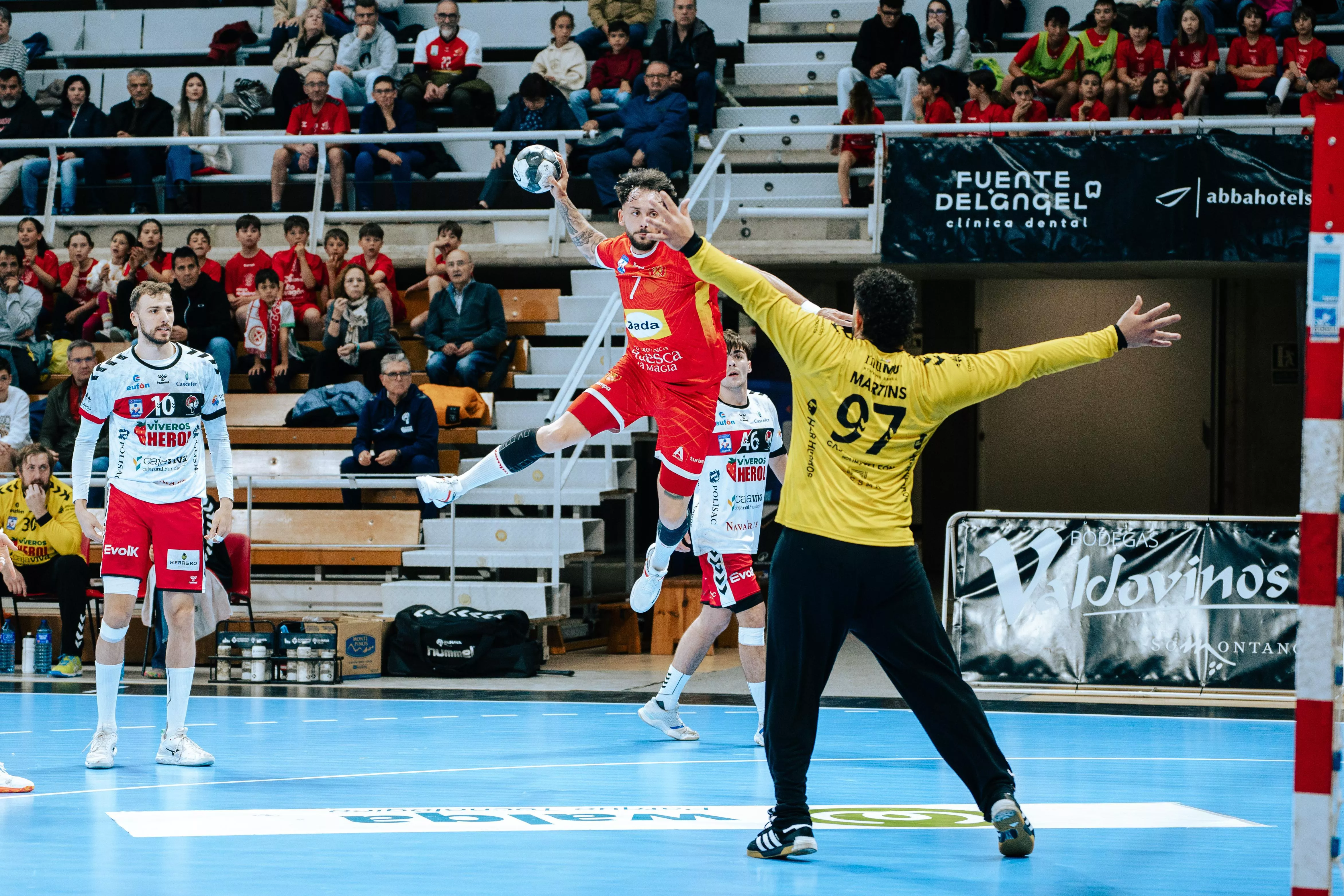 Dani Pérez dispara a puerta. Foto Jesús Barrabés