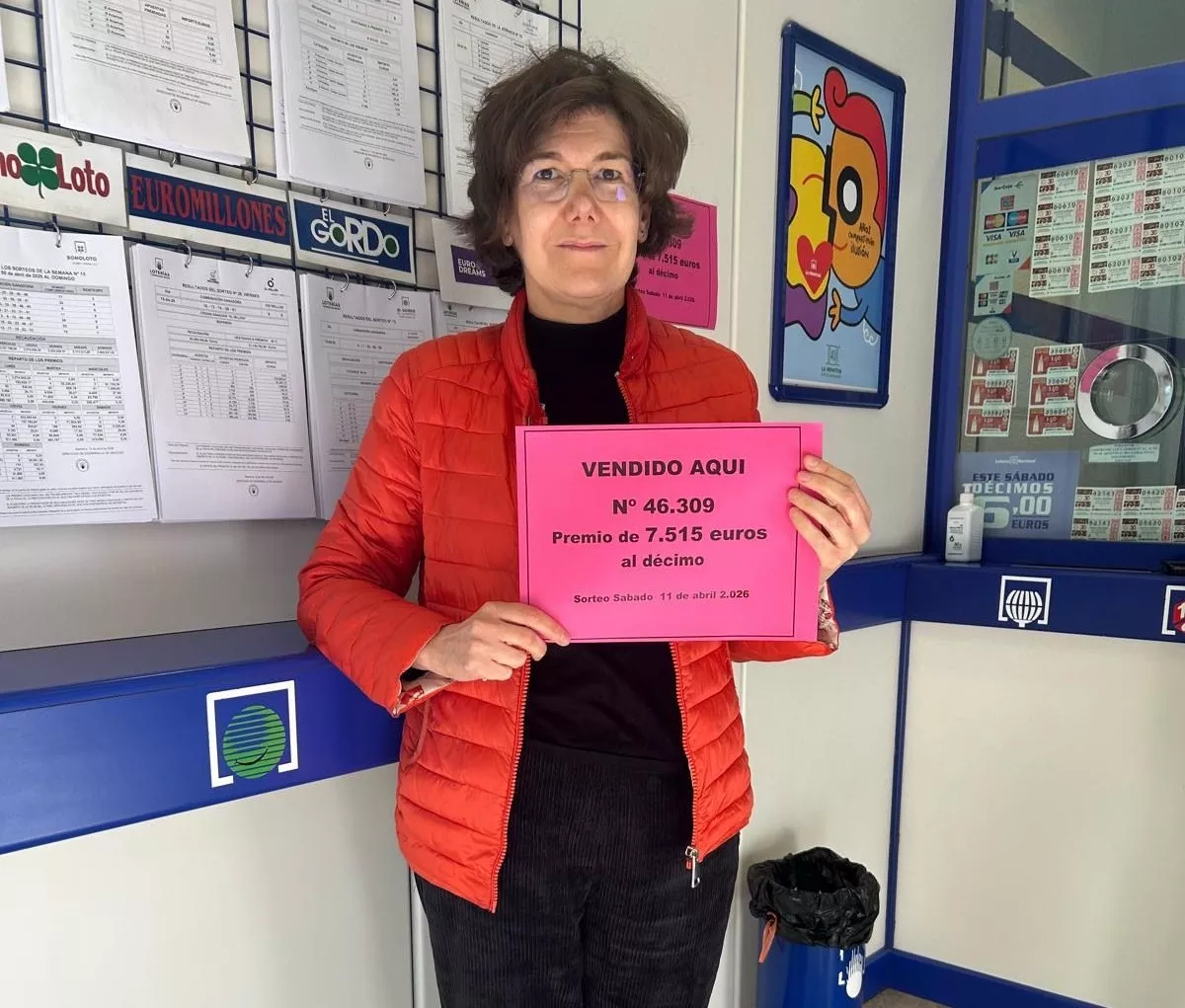 Nieves Navarro muestra un cartel con el número premiado.