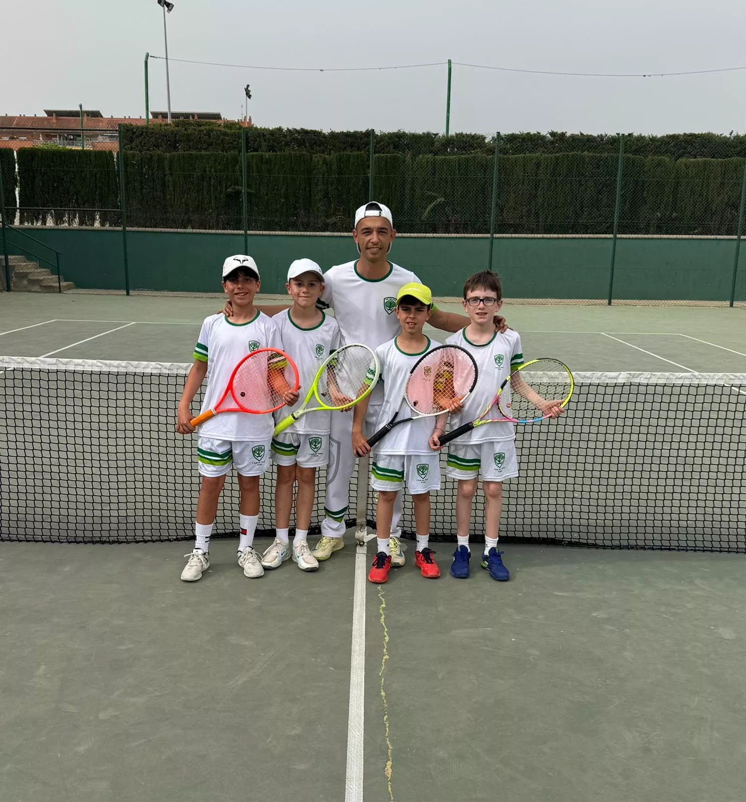 Alevines del CT Zoiti-Cupra con su entrenador, Edu Piedrafita.