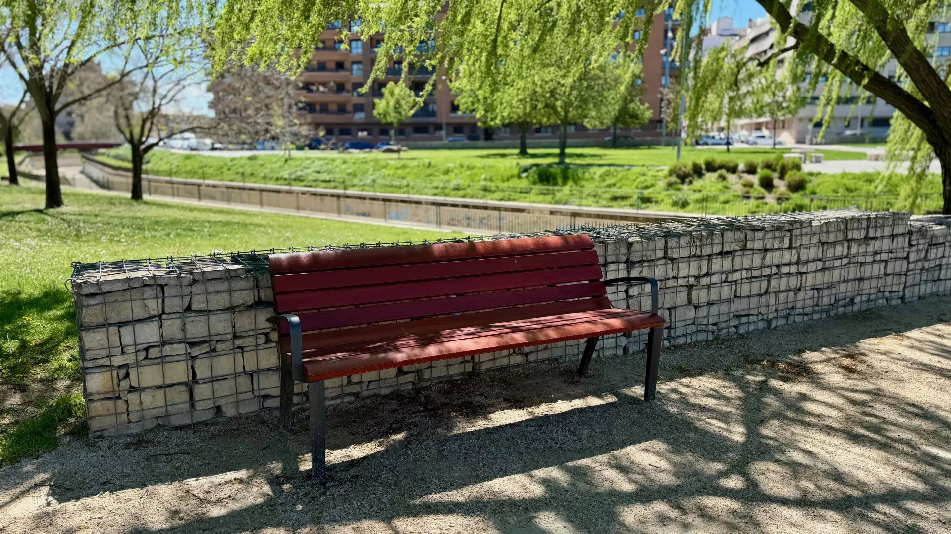 Nuevo banco instalado por el Ayuntamiento junto al Parque de la Universidad.
