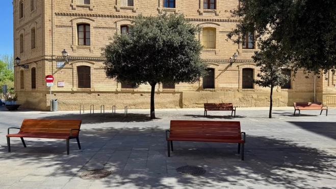 Sustitución de bancos en la plaza de la Universidad. 